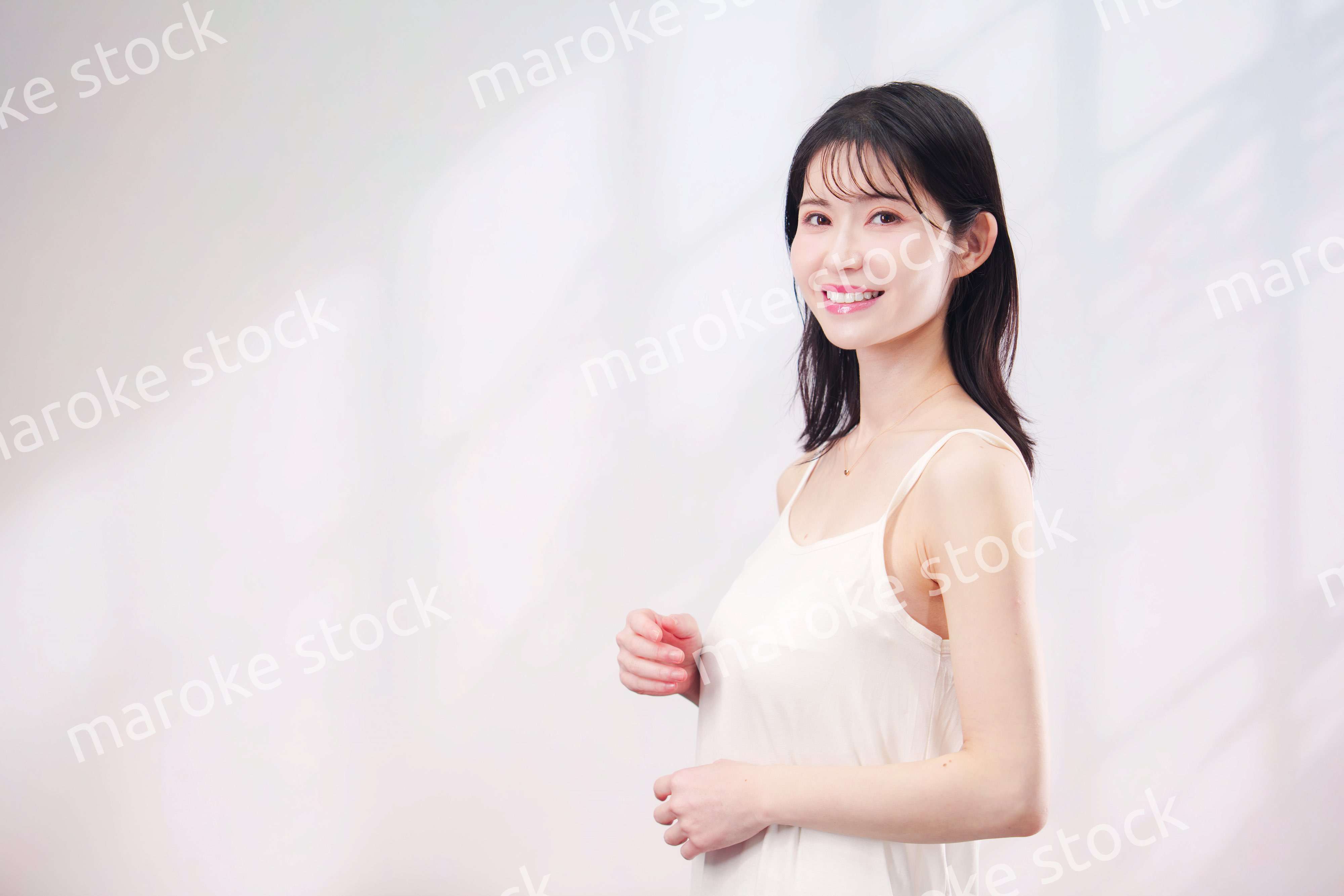 若い女性のビューティーイメージ（シンプル背景）