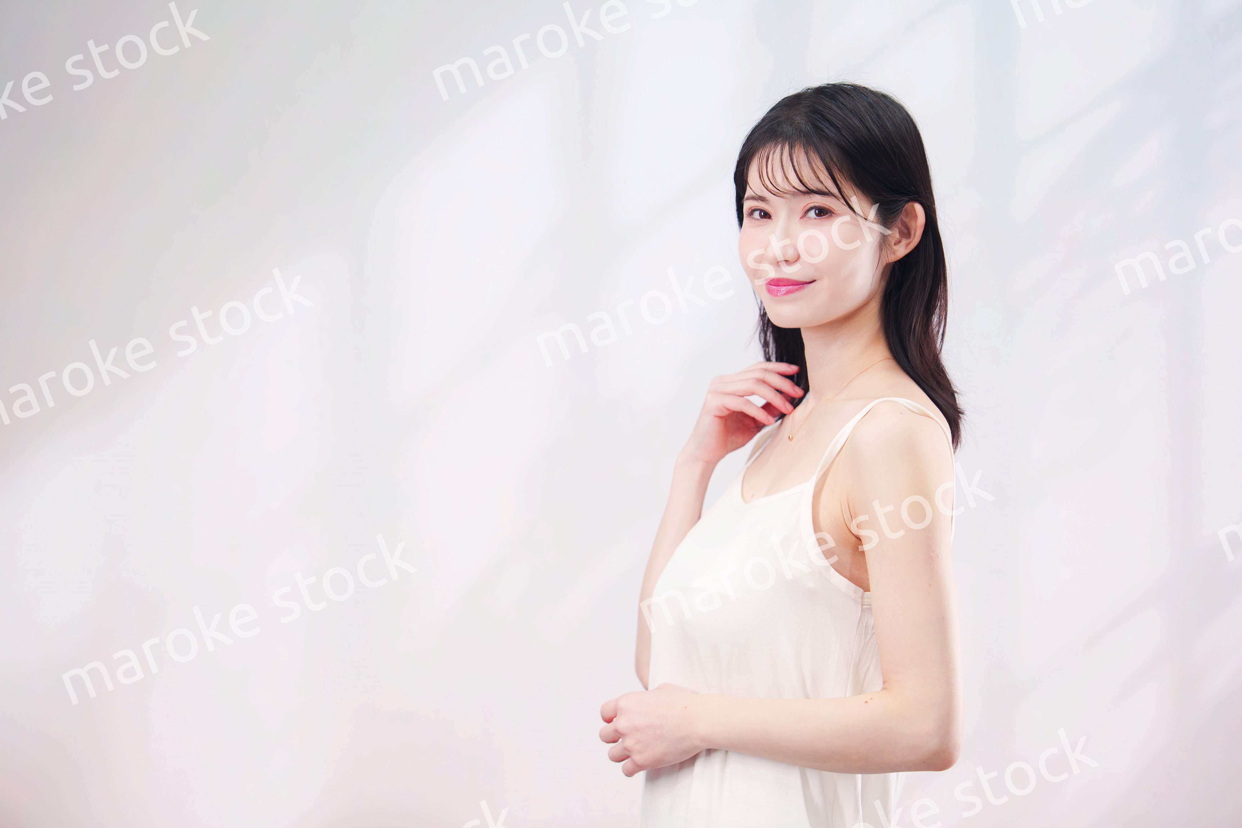 若い女性のビューティーイメージ（シンプル背景）