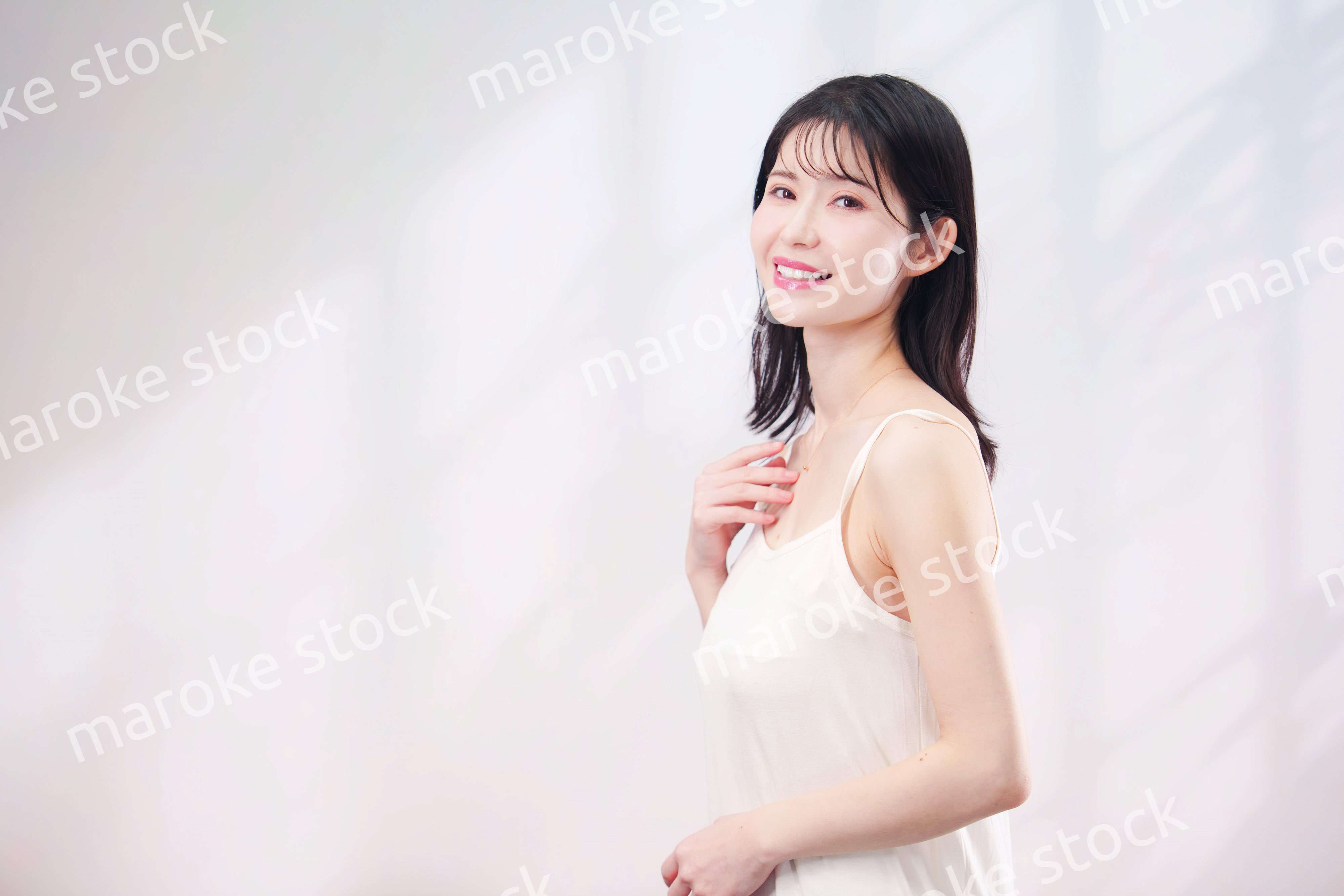 若い女性のビューティーイメージ（シンプル背景）