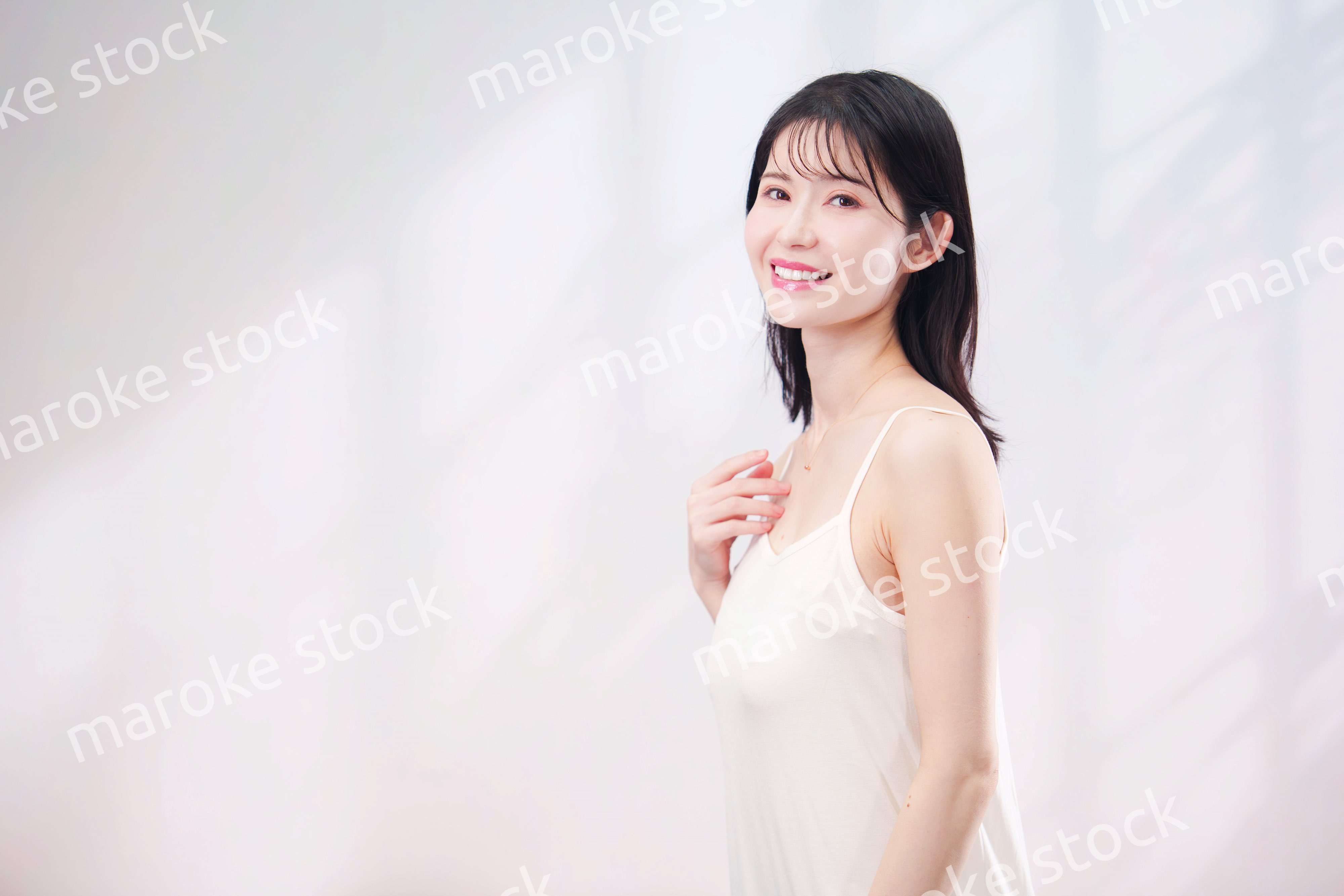 若い女性のビューティーイメージ（シンプル背景）