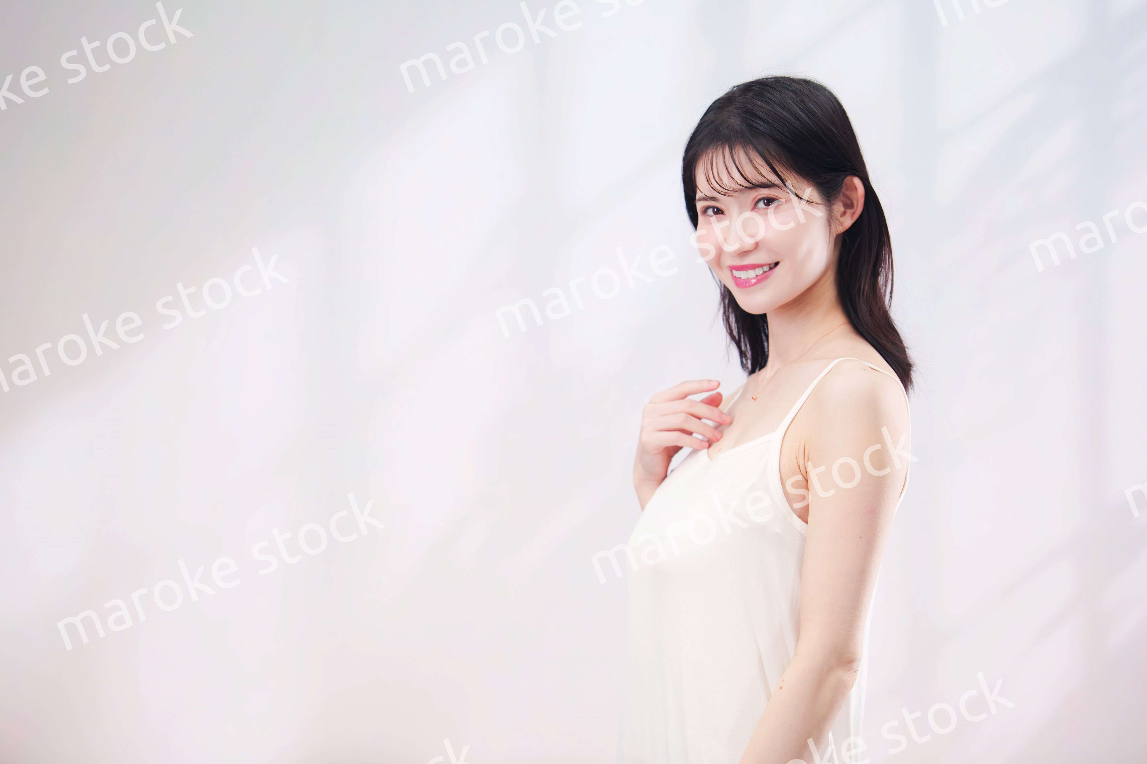 若い女性のビューティーイメージ（シンプル背景）