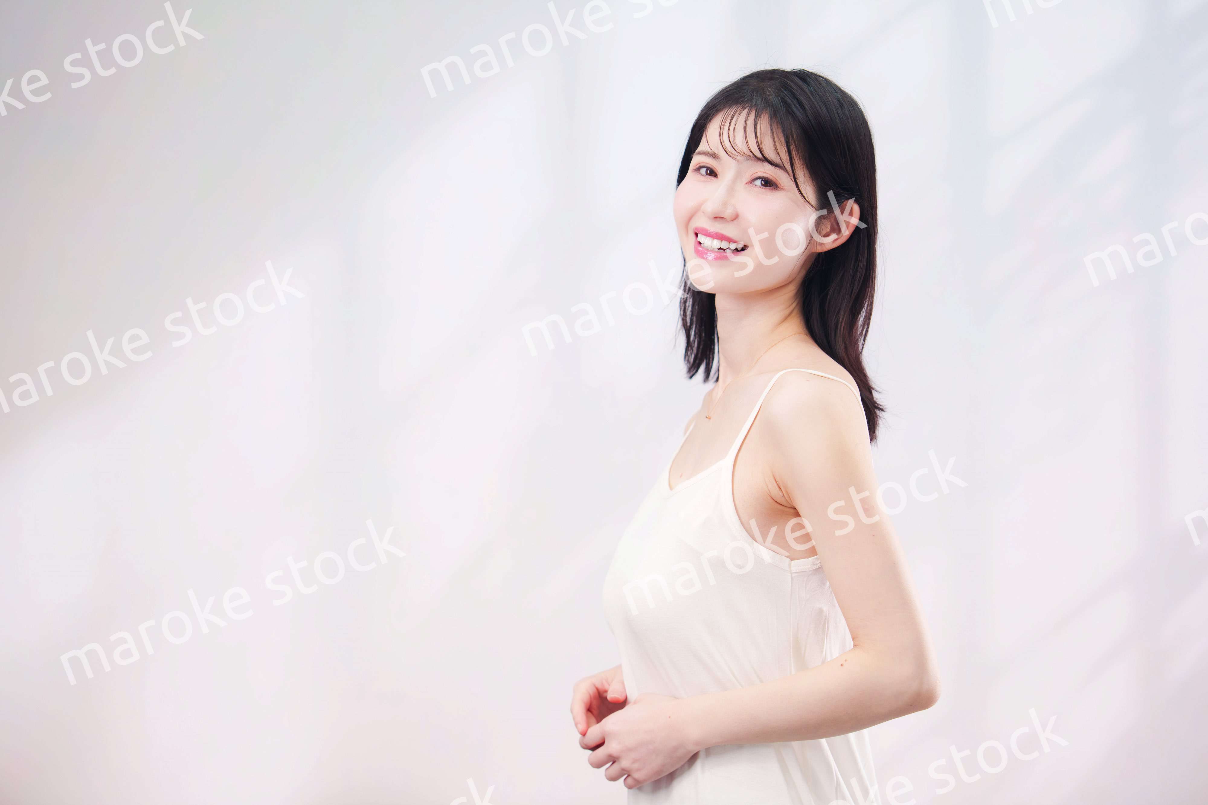 若い女性のビューティーイメージ（シンプル背景）