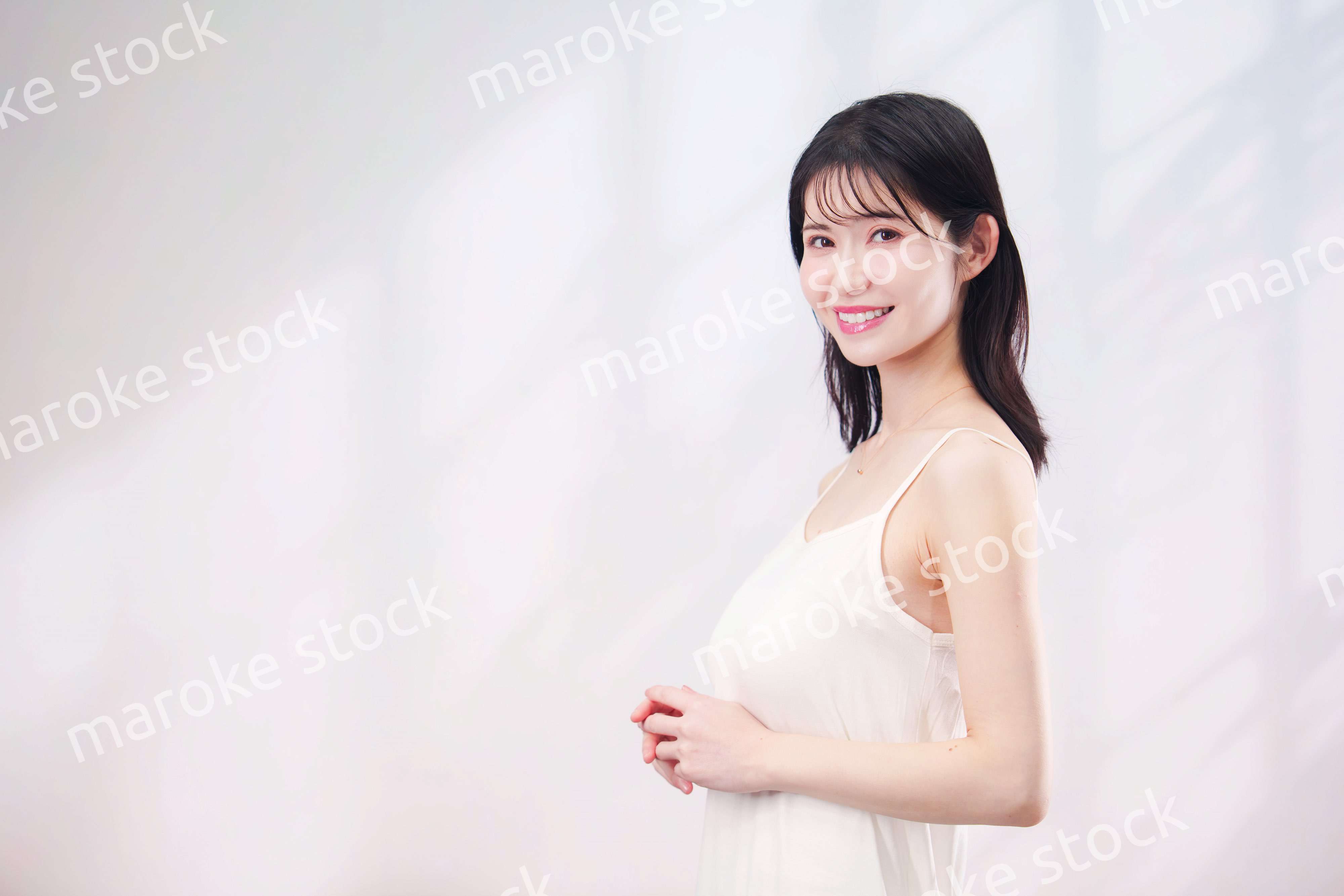 若い女性のビューティーイメージ（シンプル背景）