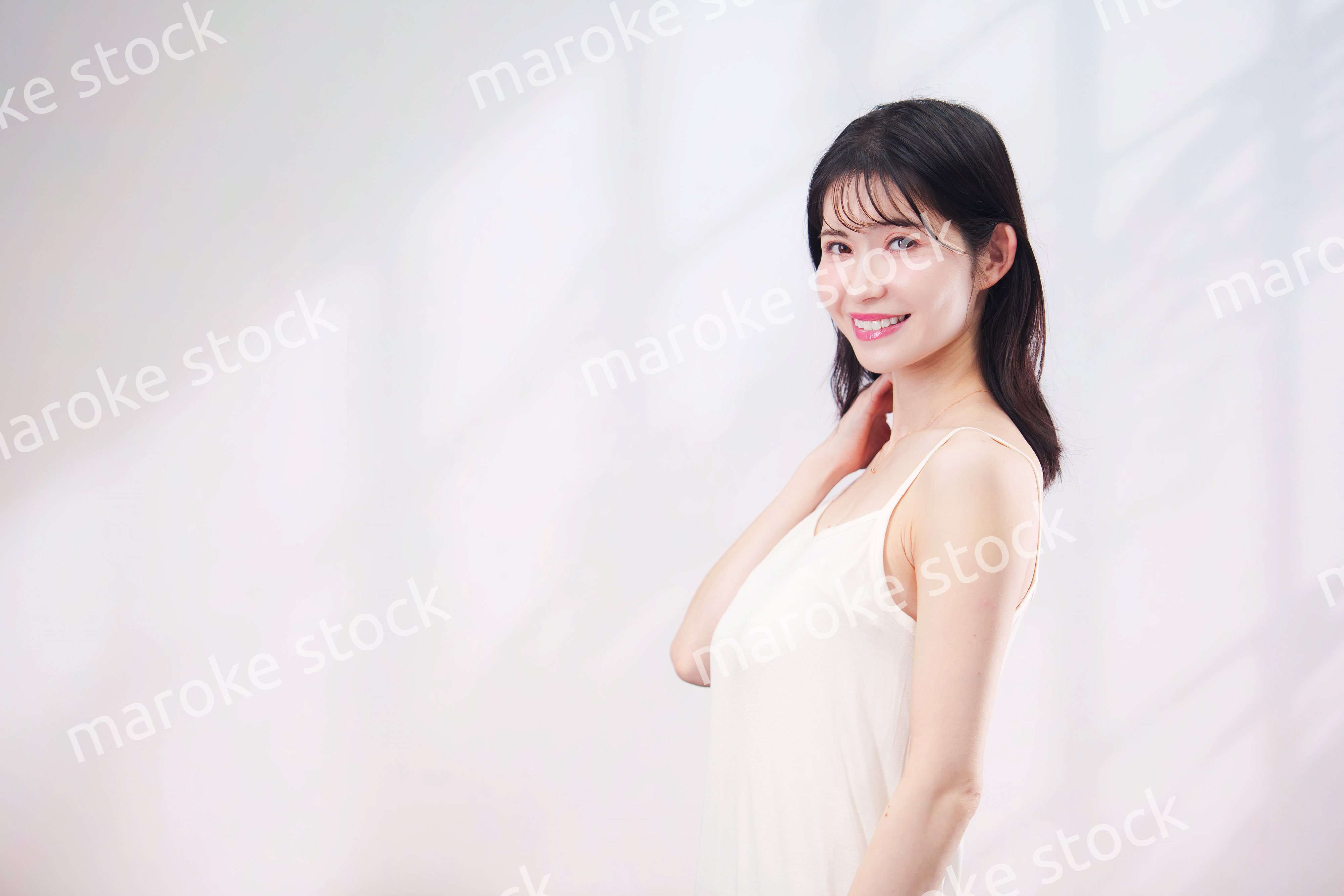 若い女性のビューティーイメージ（シンプル背景）