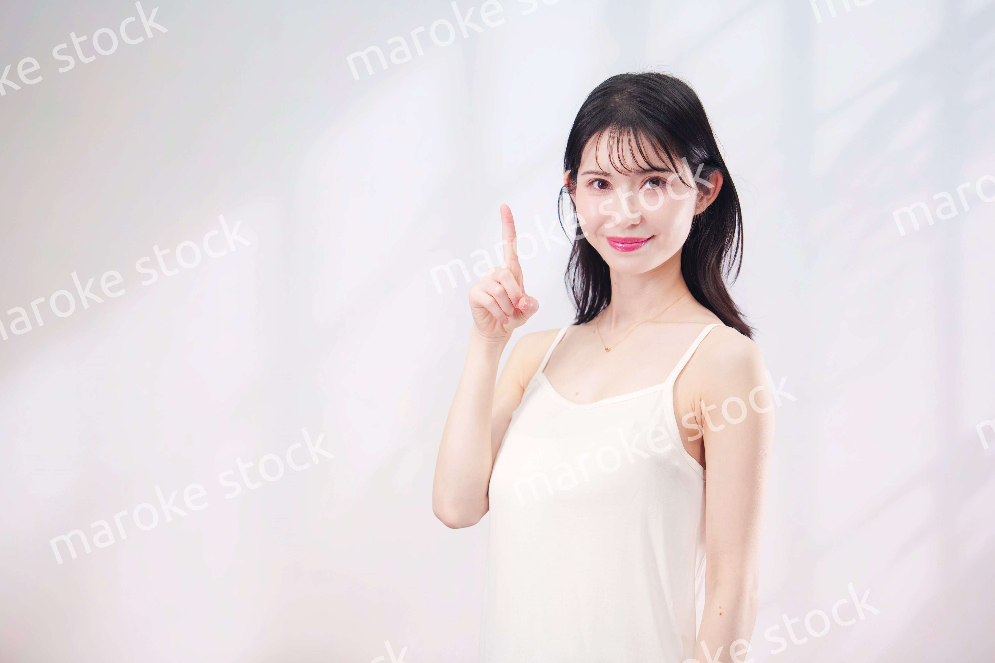 若い女性のビューティーイメージ（シンプル背景）