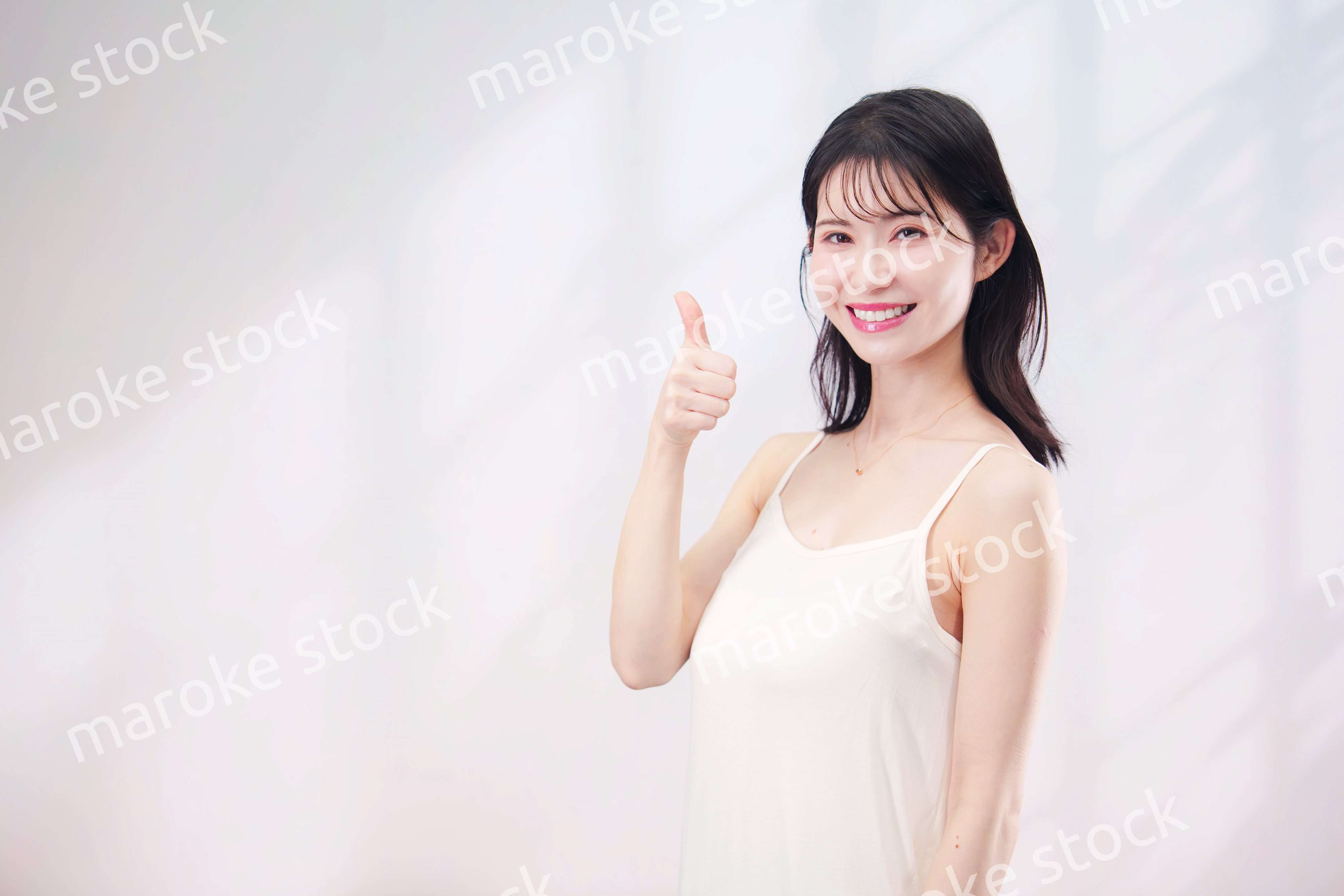 若い女性のビューティーイメージ（シンプル背景）