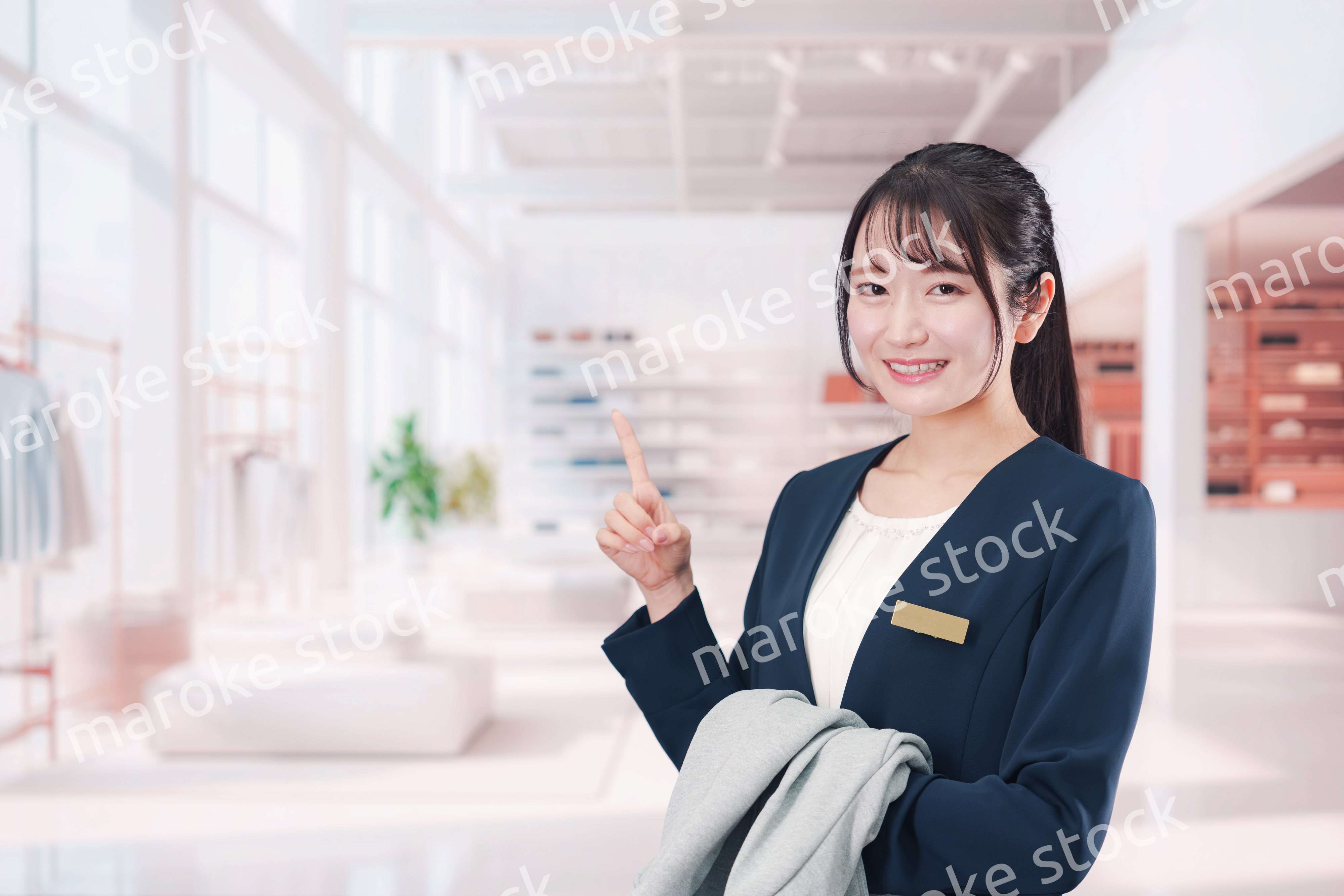 衣料品店で働く若い女性