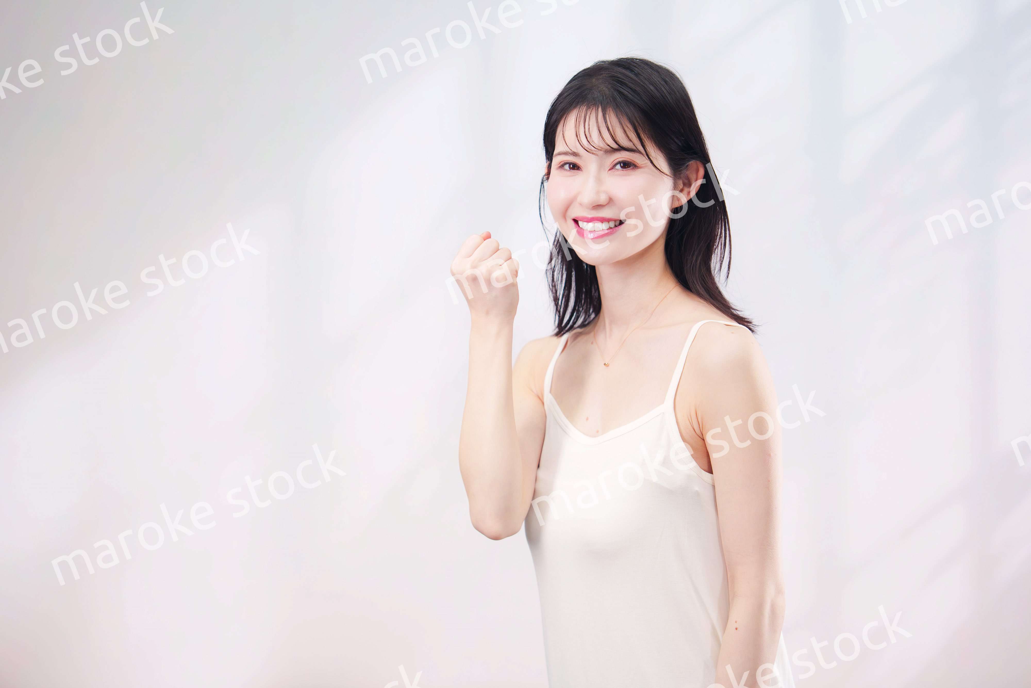 若い女性のビューティーイメージ（シンプル背景）