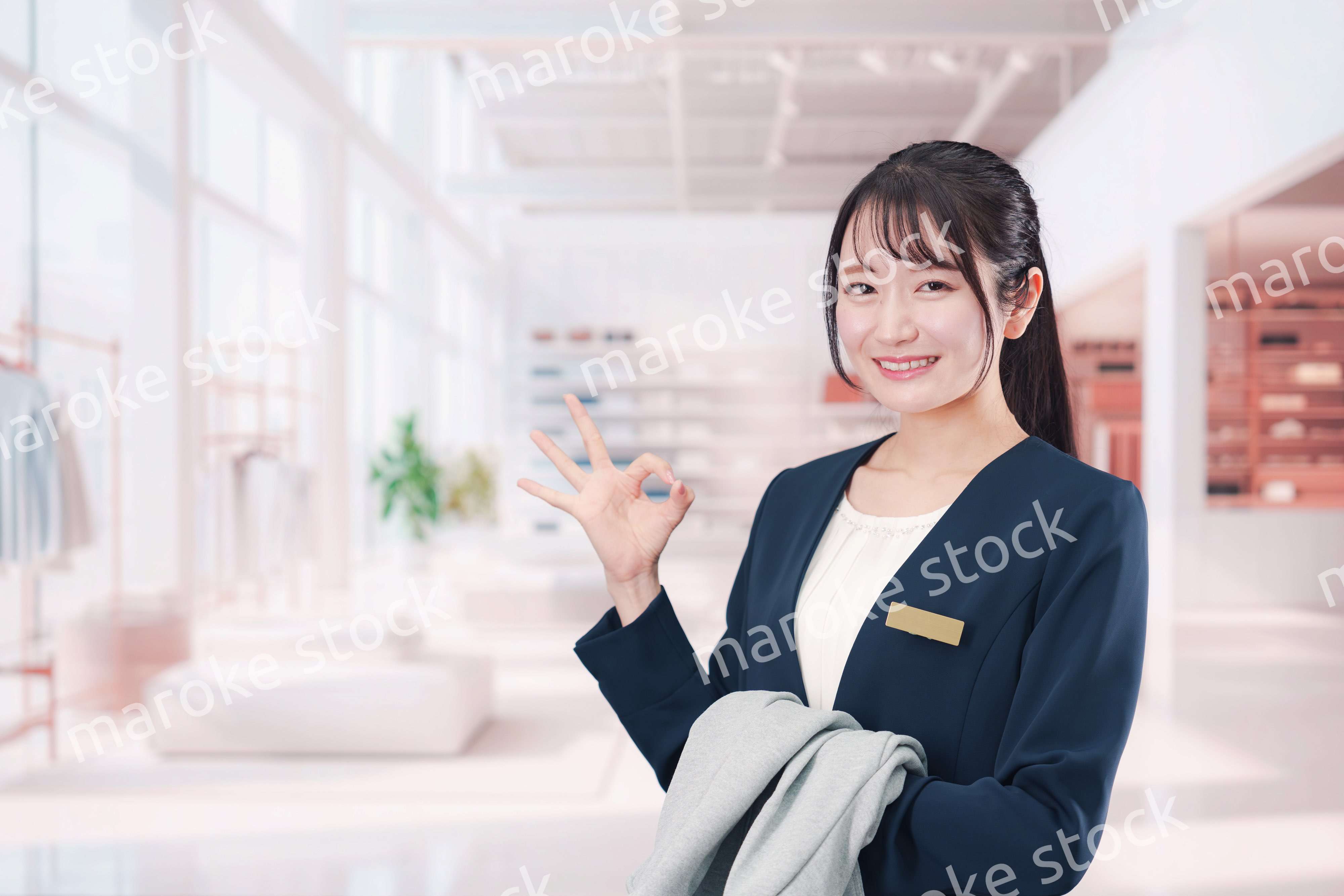 衣料品店で働く若い女性