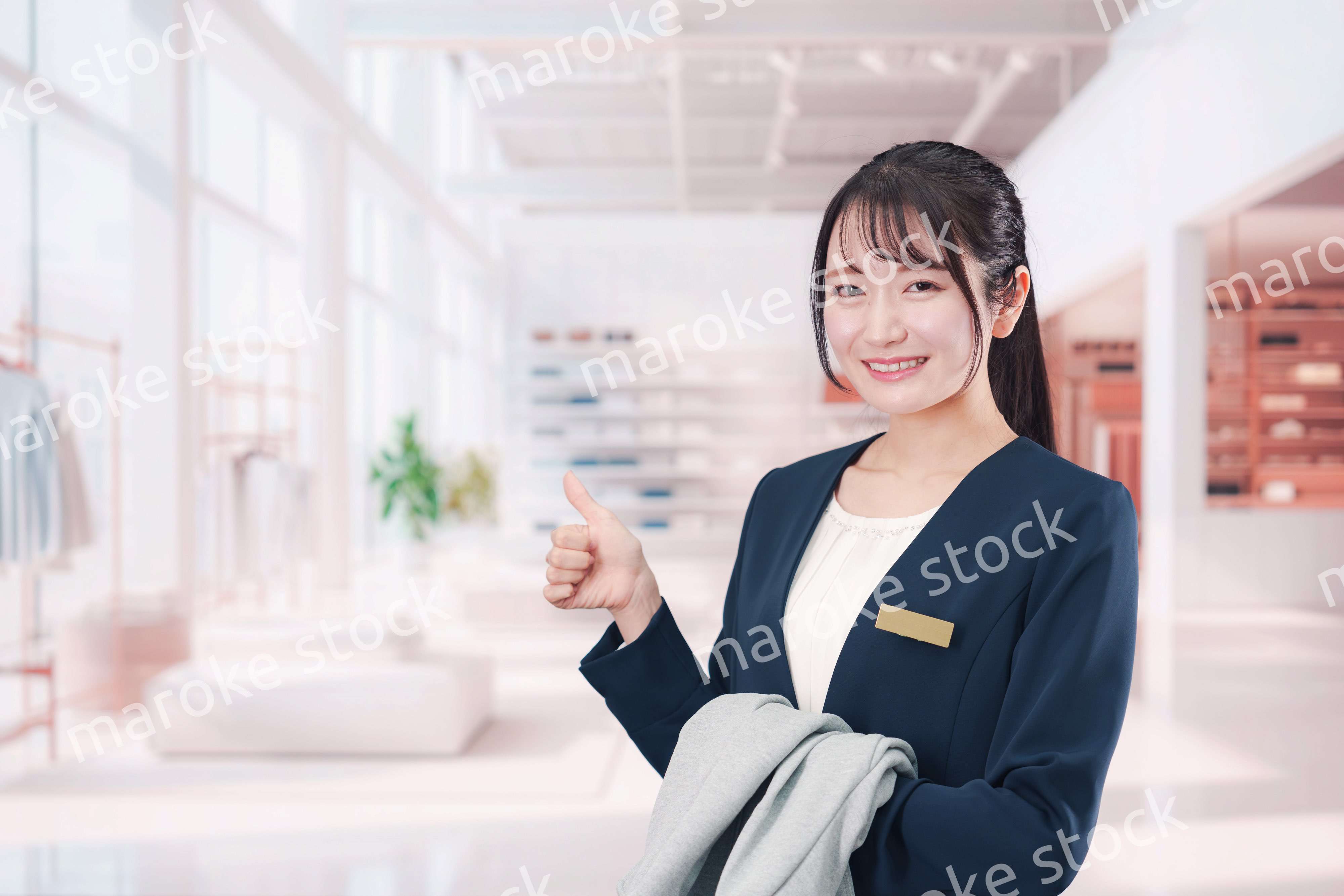 衣料品店で働く若い女性