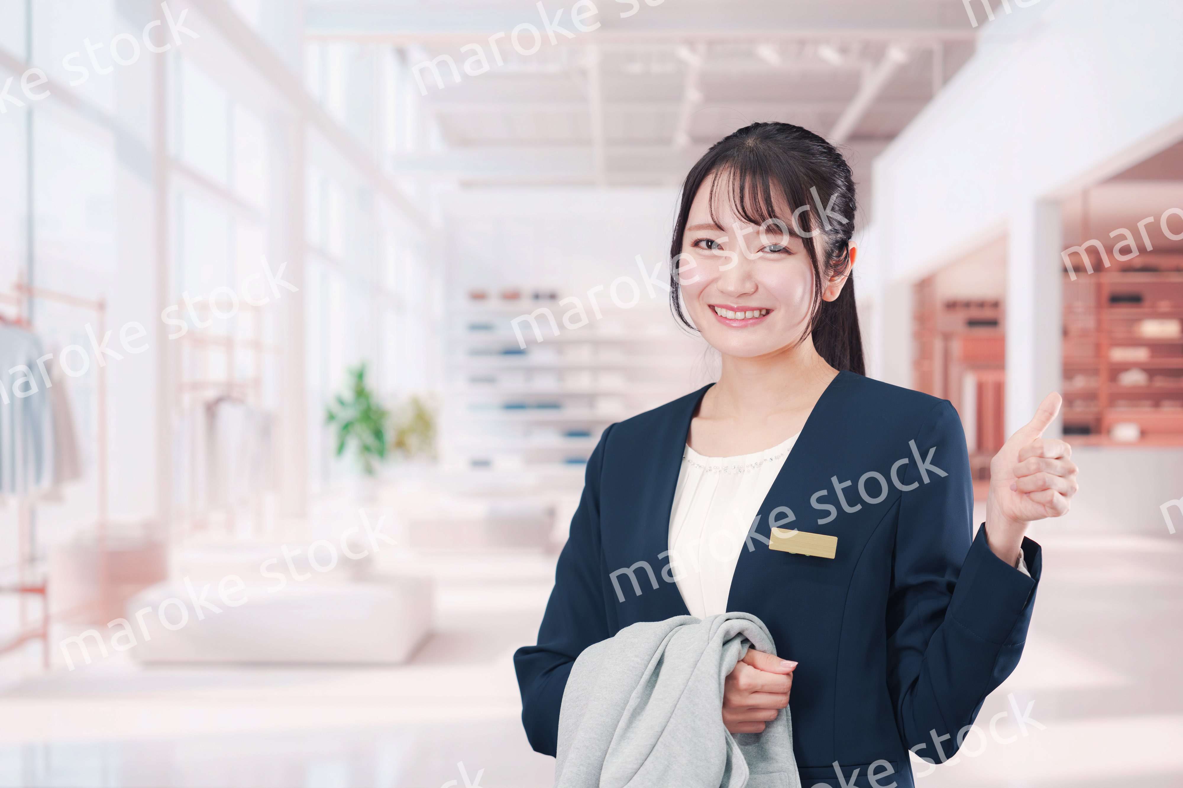 衣料品店で働く若い女性