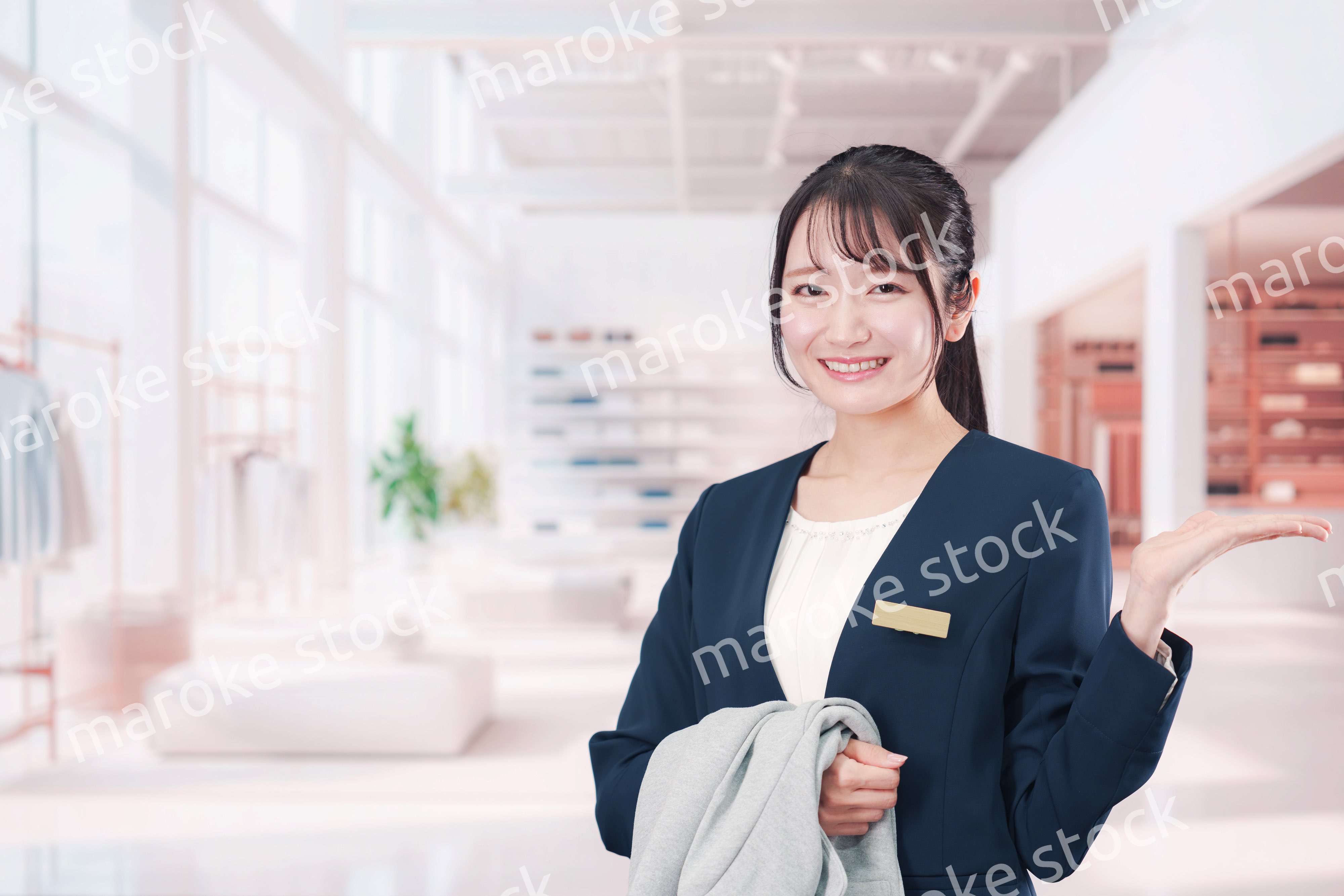 衣料品店で働く若い女性