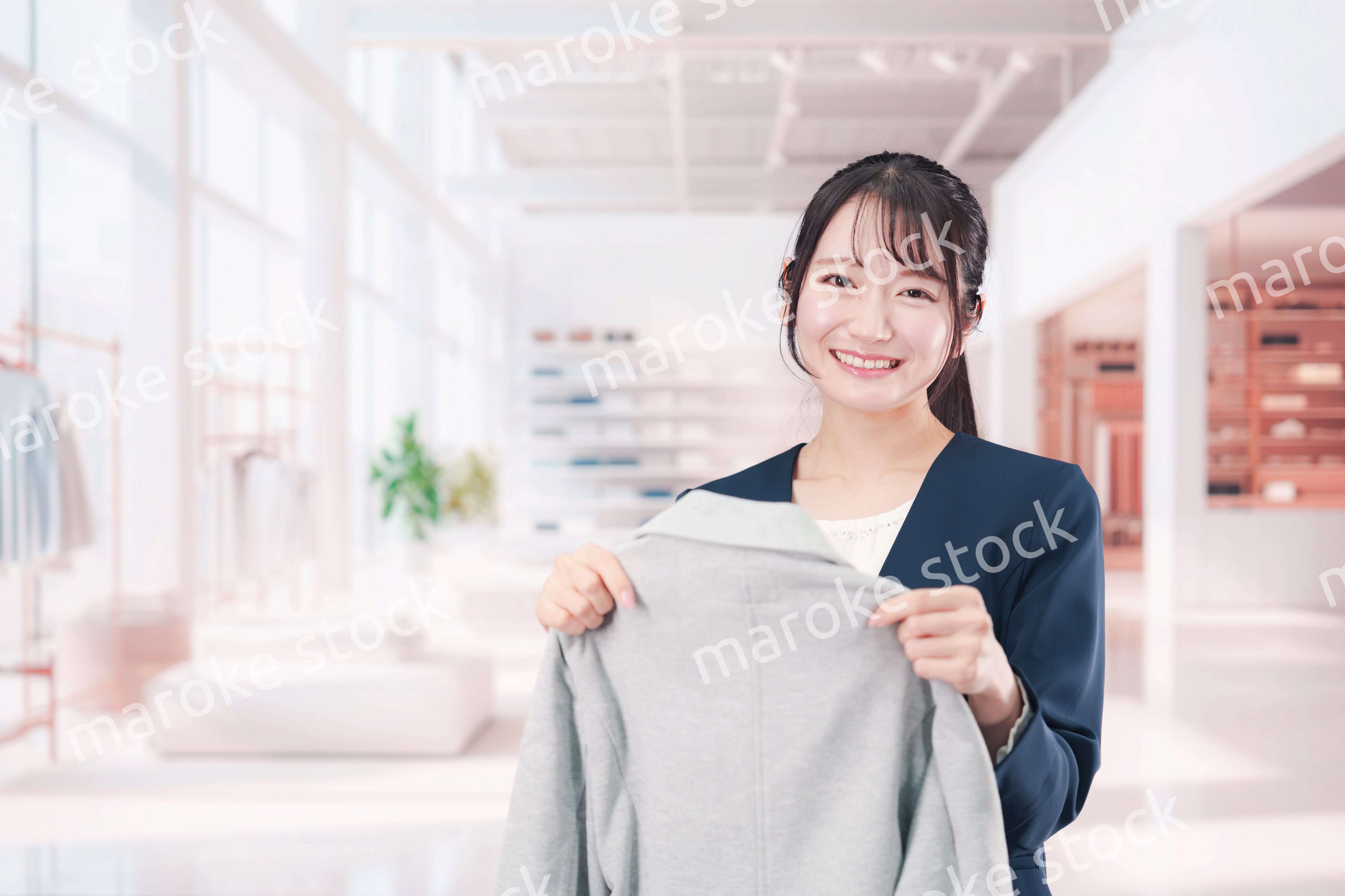 衣料品店で働く若い女性