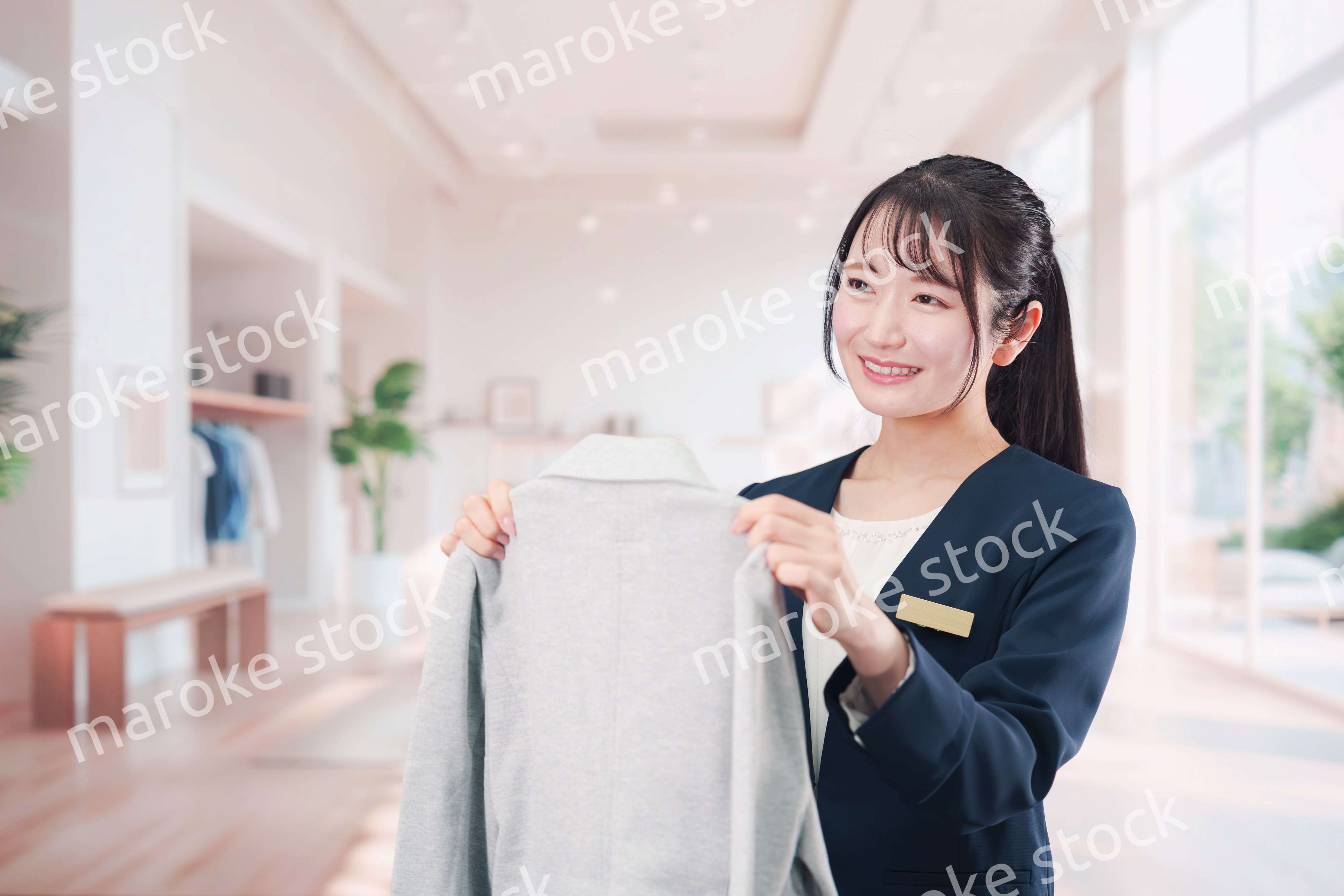 衣料品店で働く若い女性