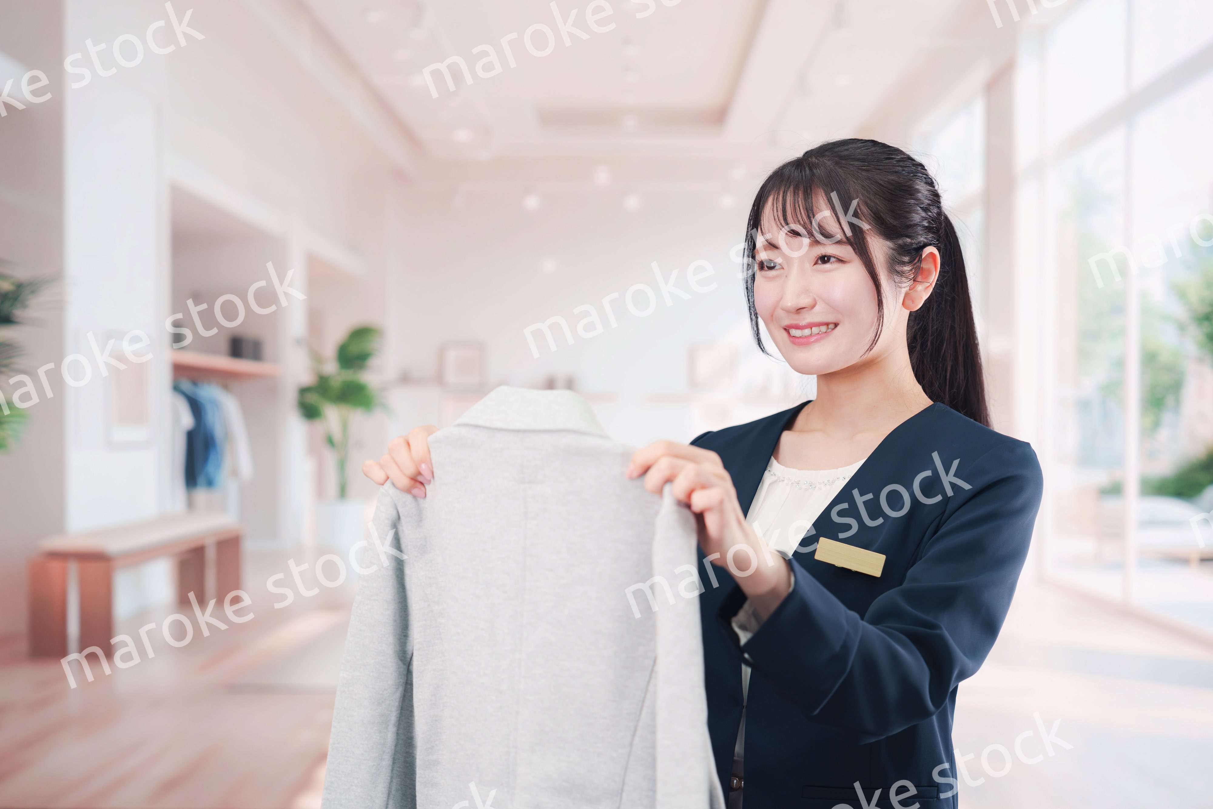 衣料品店で働く若い女性