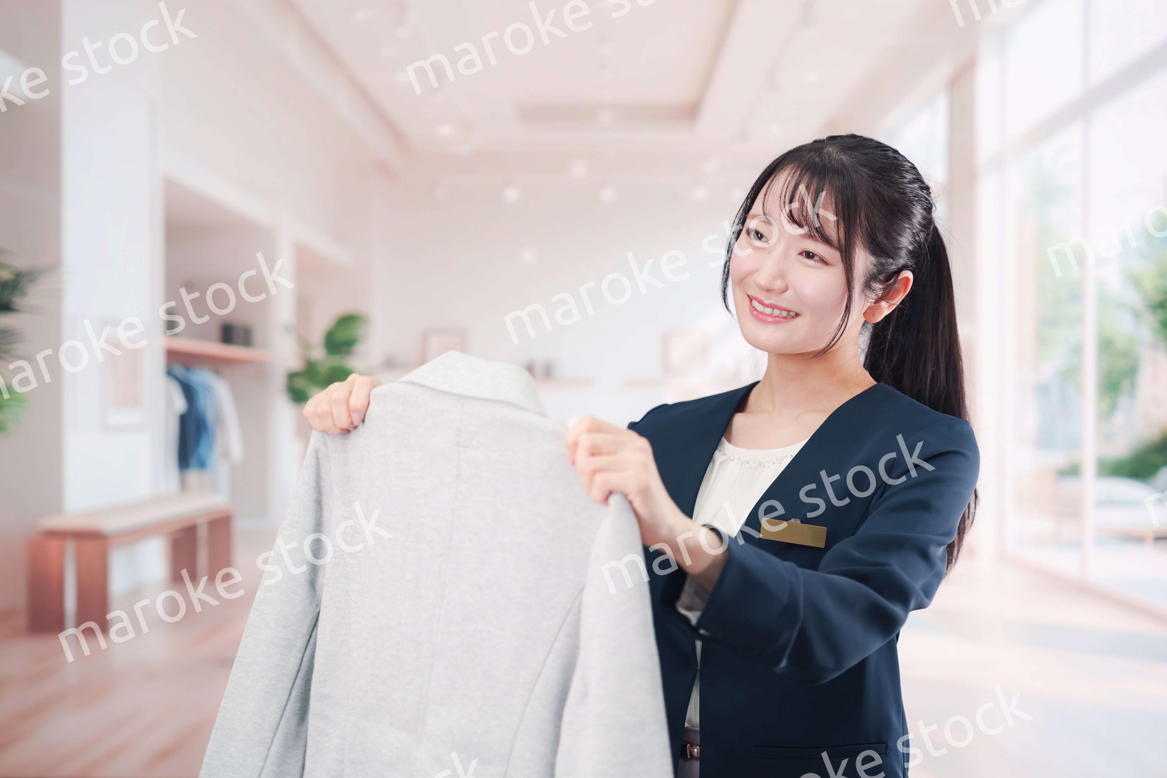 衣料品店で働く若い女性