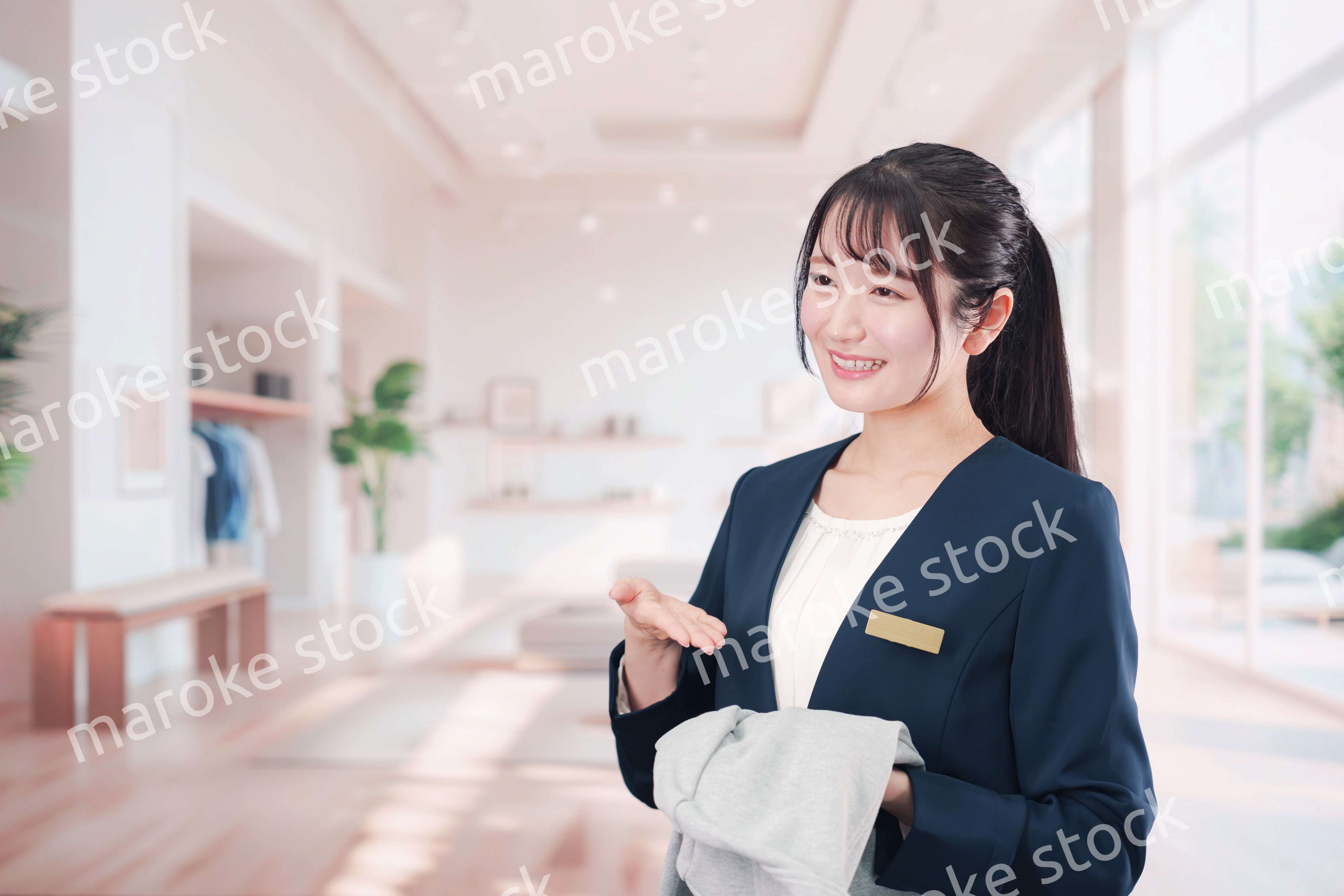 衣料品店で働く若い女性