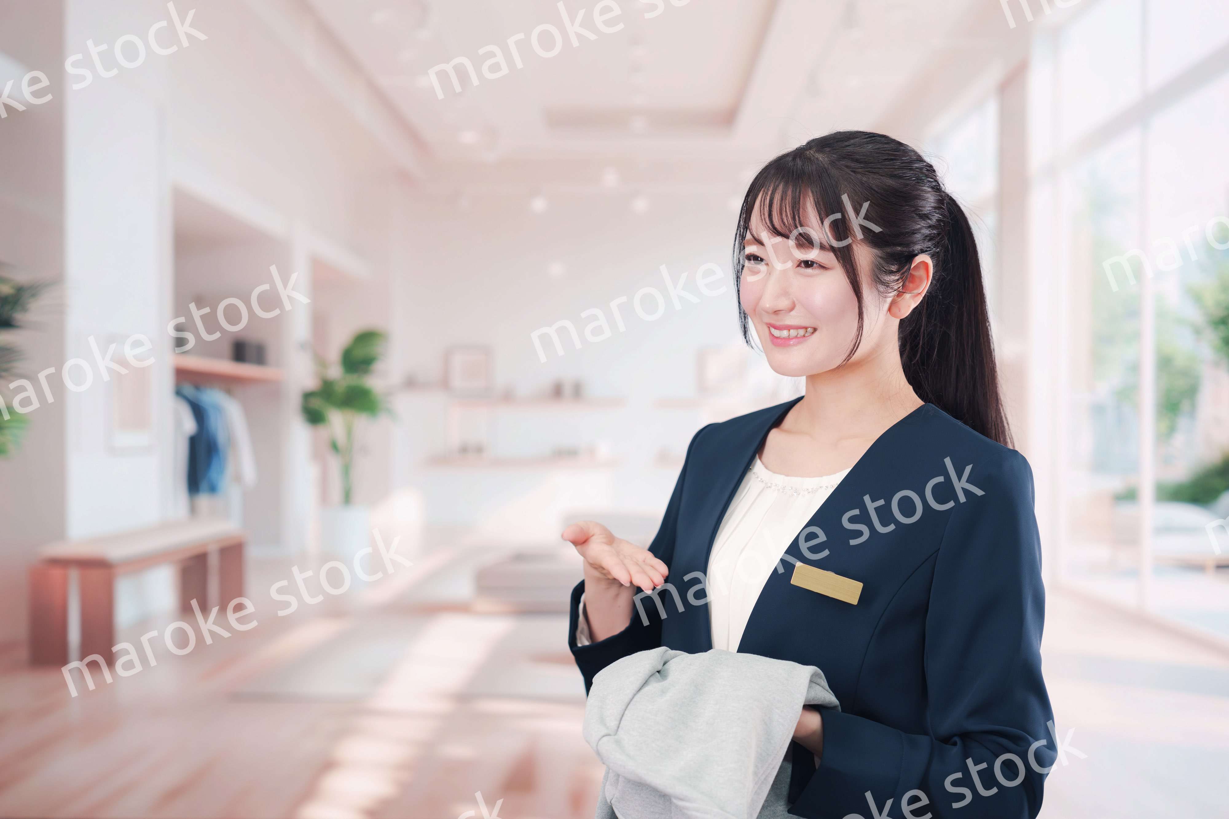 衣料品店で働く若い女性
