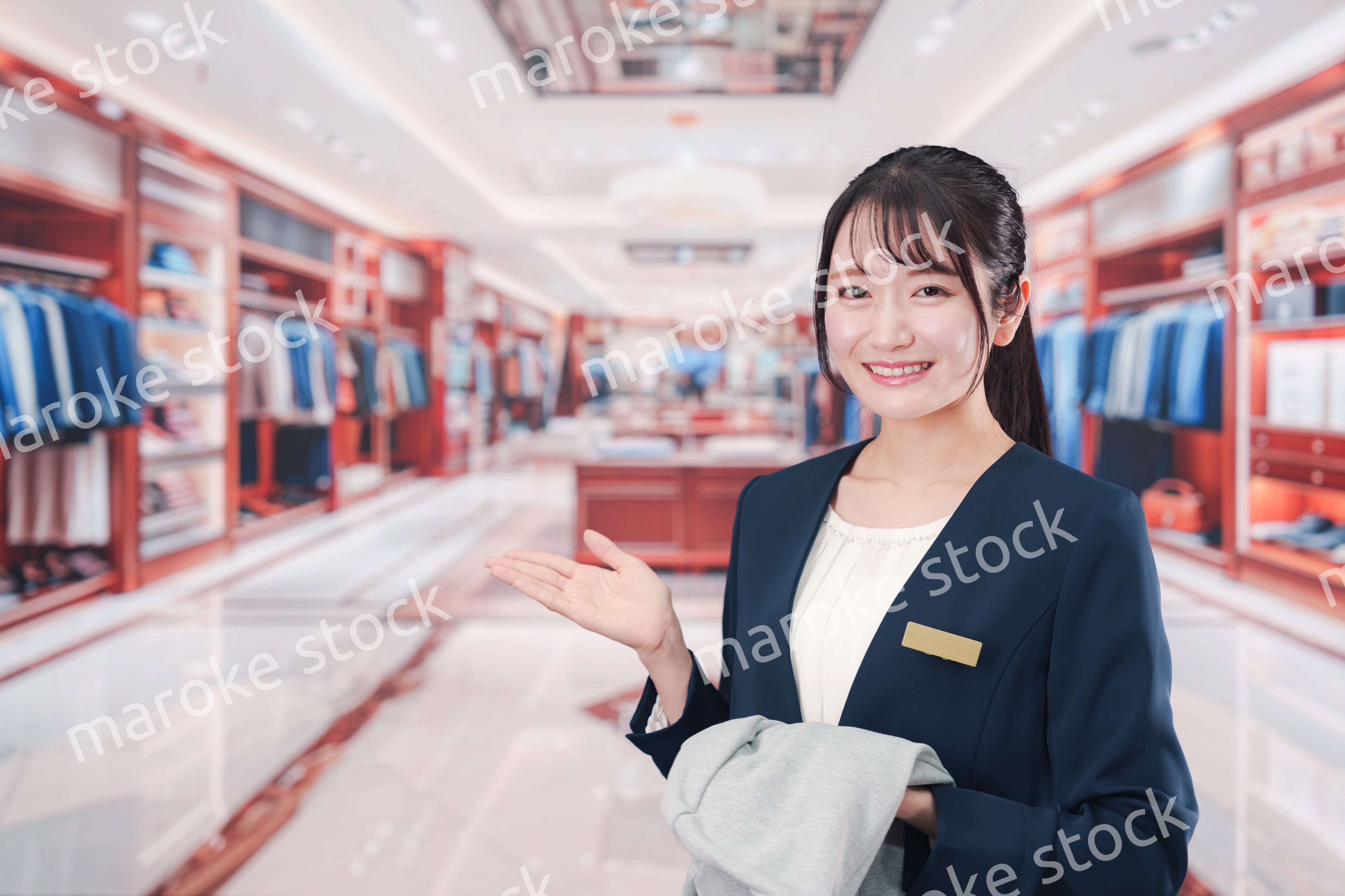 衣料品店で働く若い女性