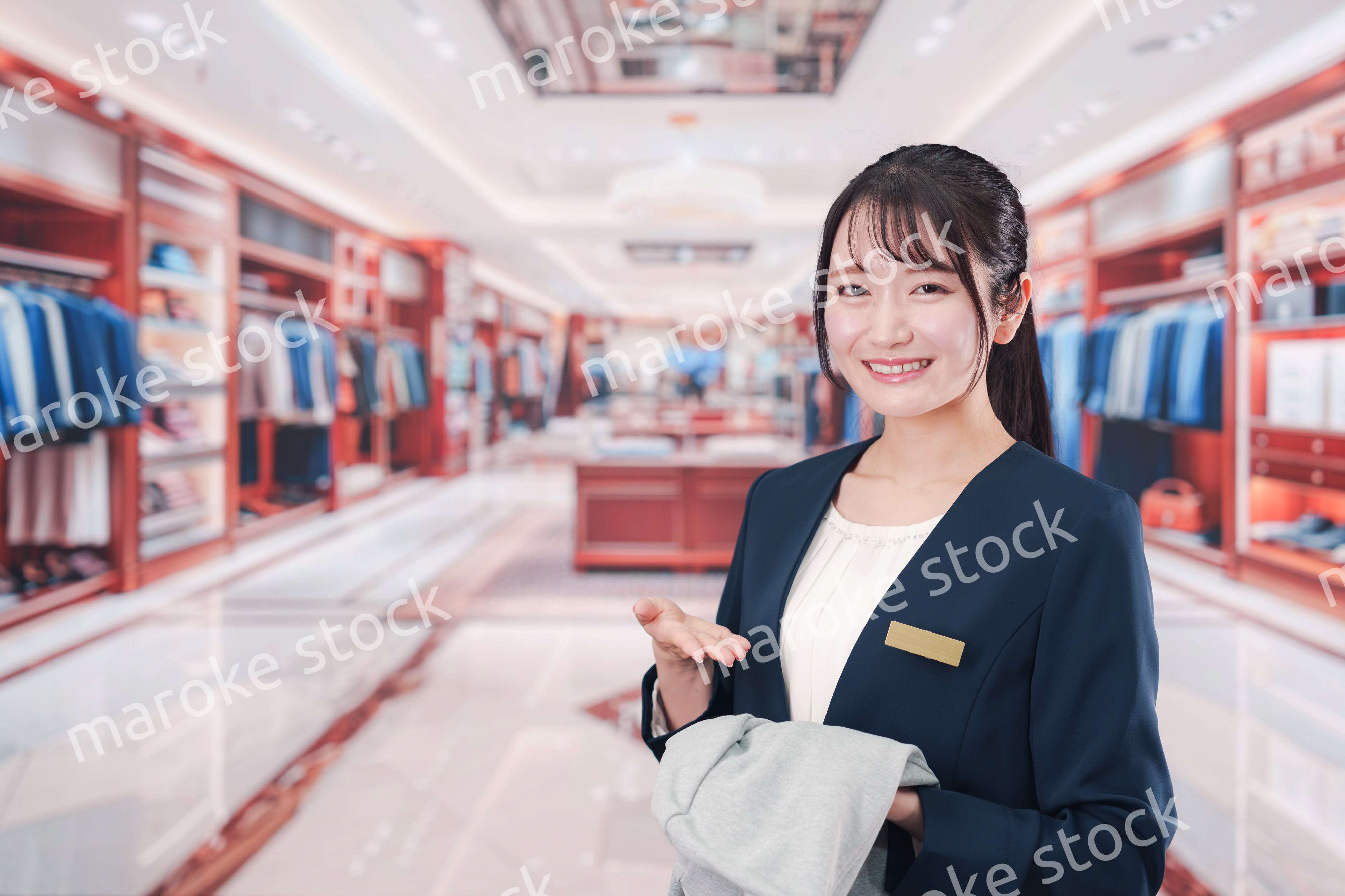 衣料品店で働く若い女性