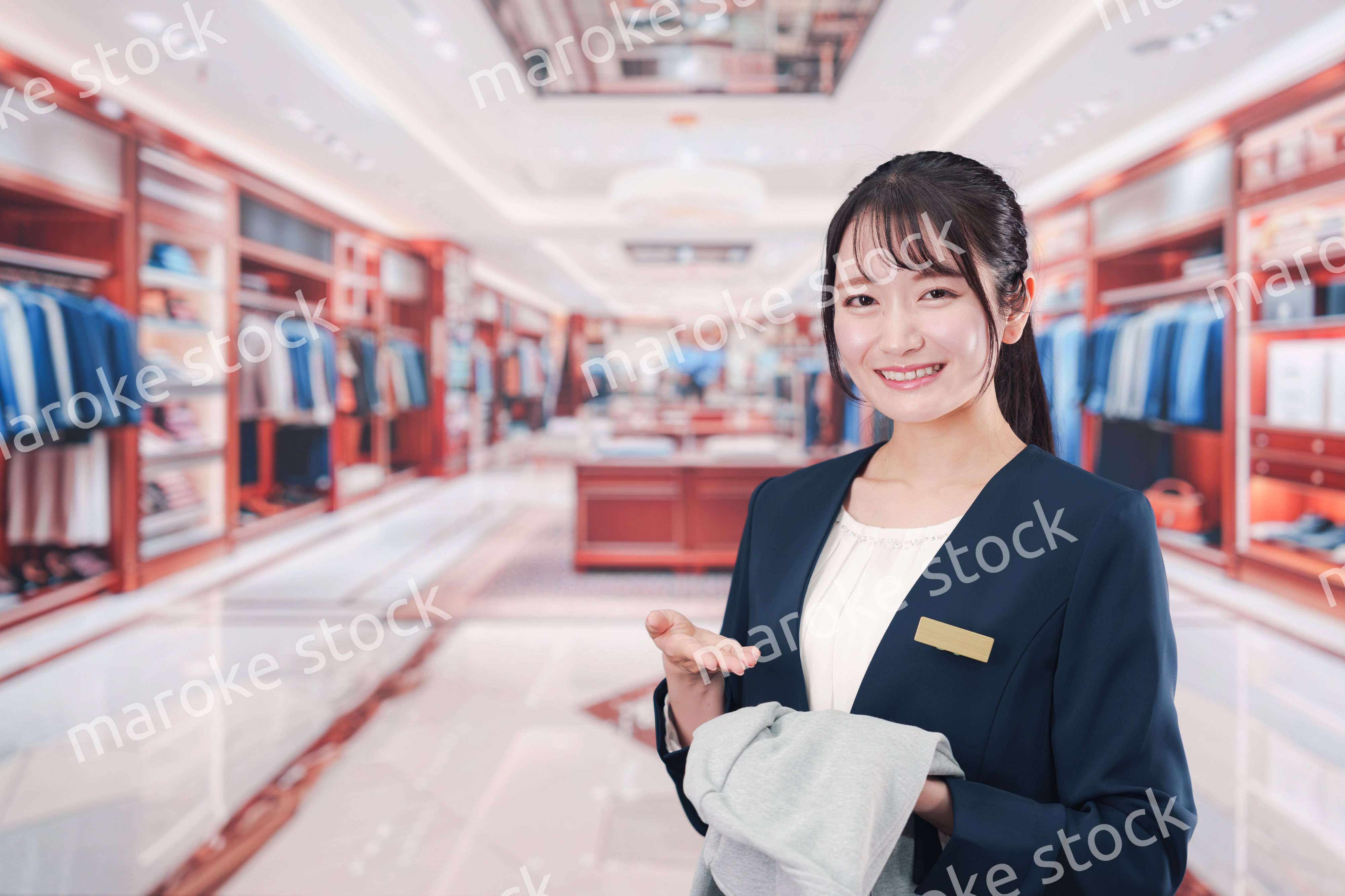 衣料品店で働く若い女性