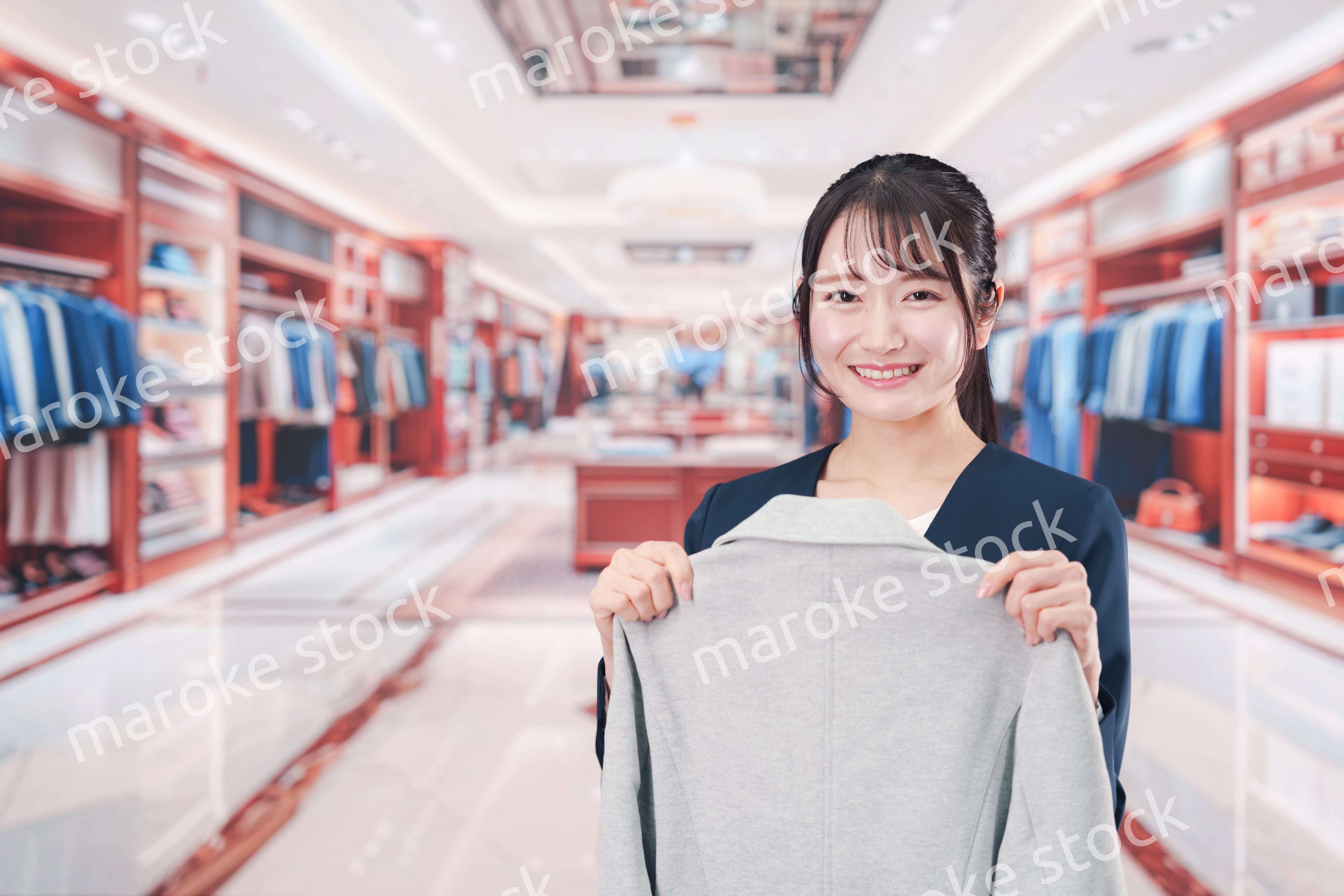 衣料品店で働く若い女性