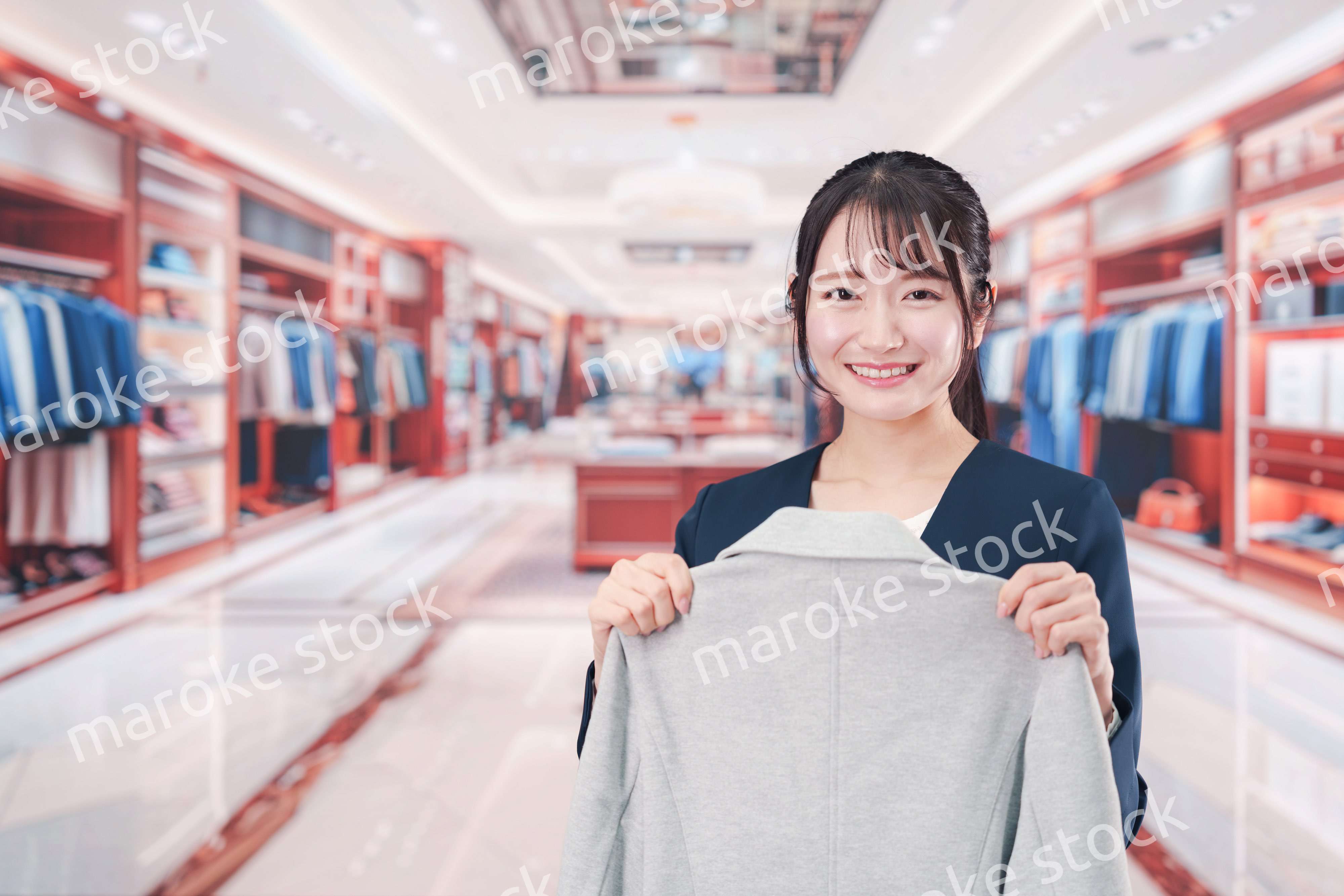 衣料品店で働く若い女性