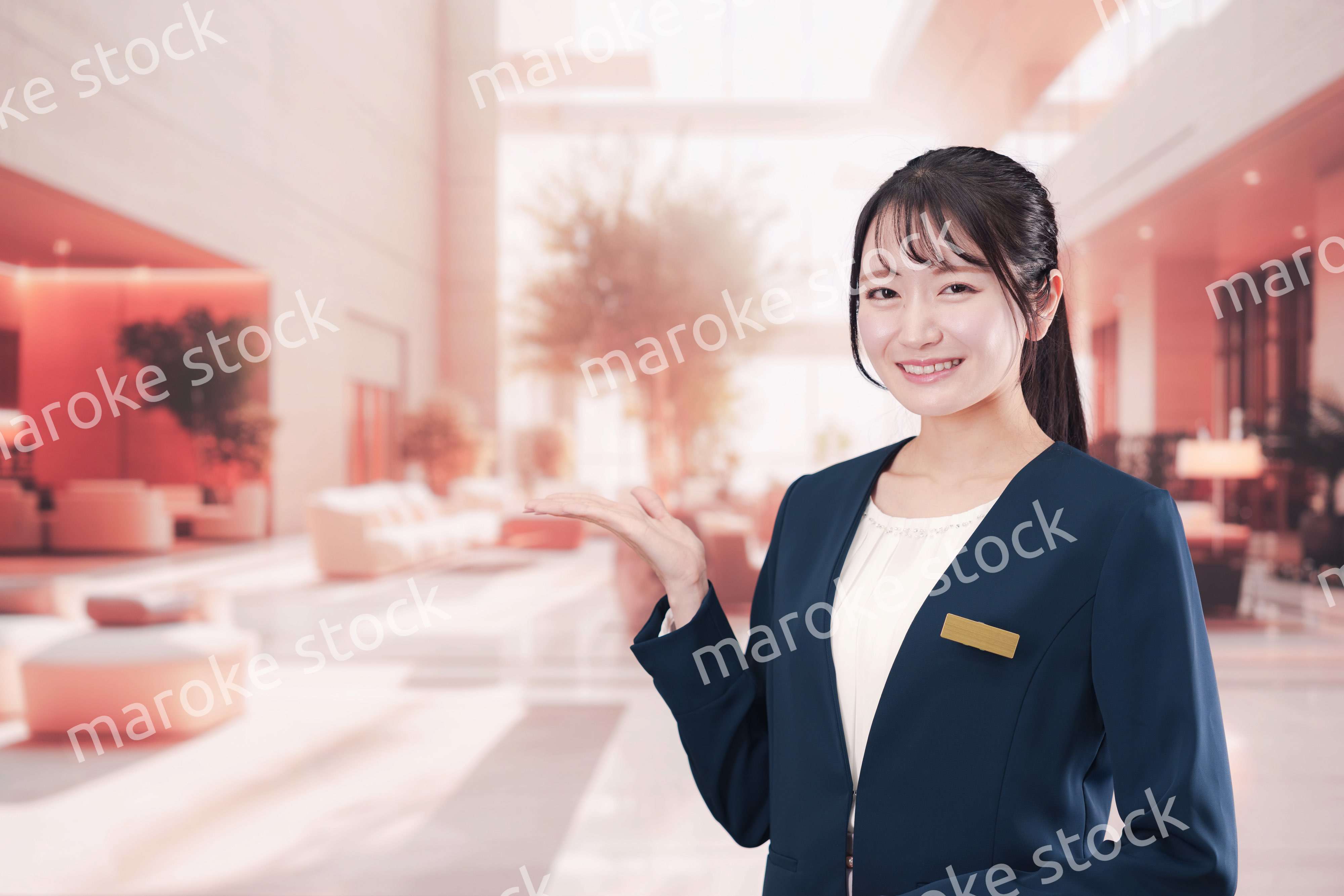 ホテルで接客をする若い女性