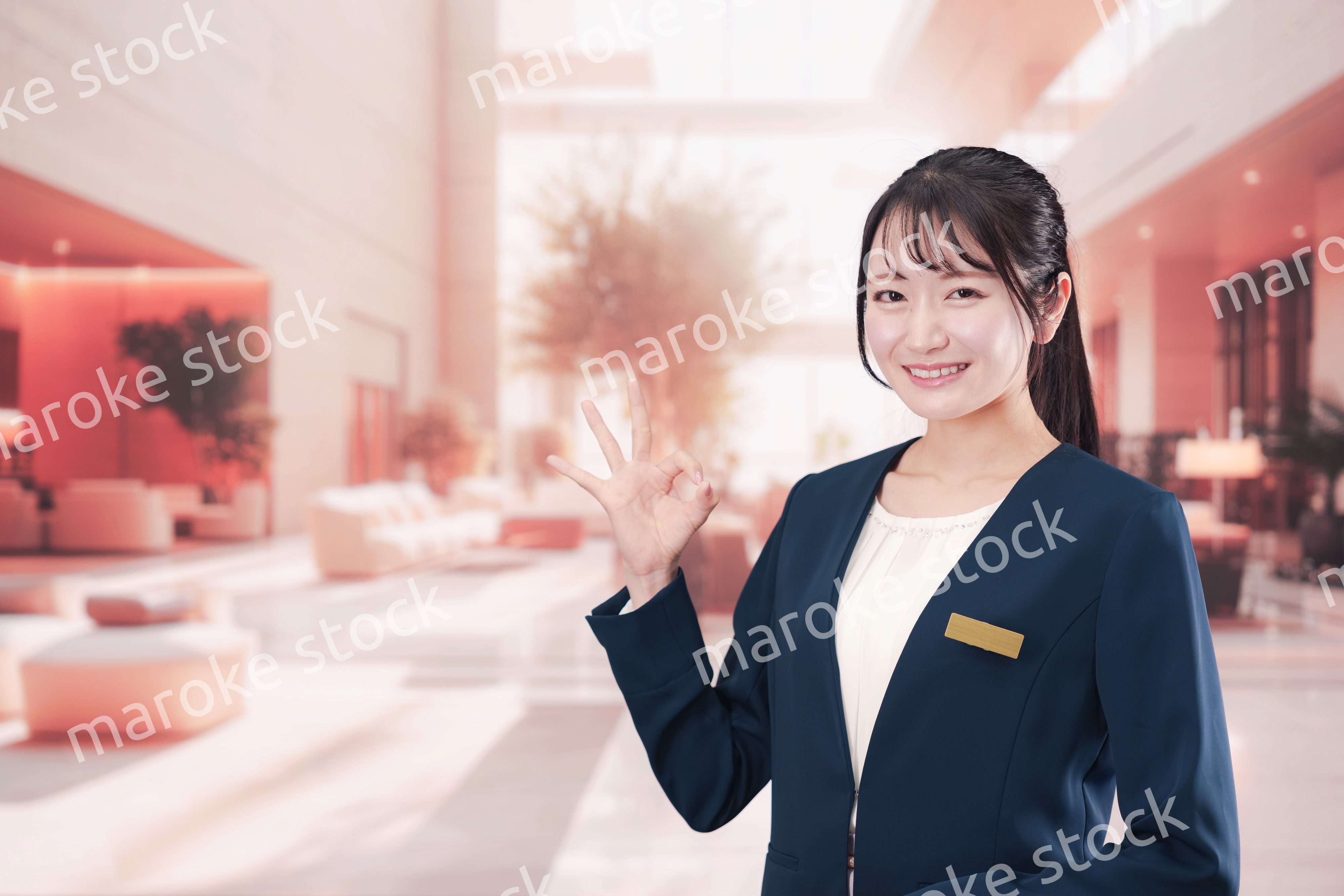 ホテルで接客をする若い女性