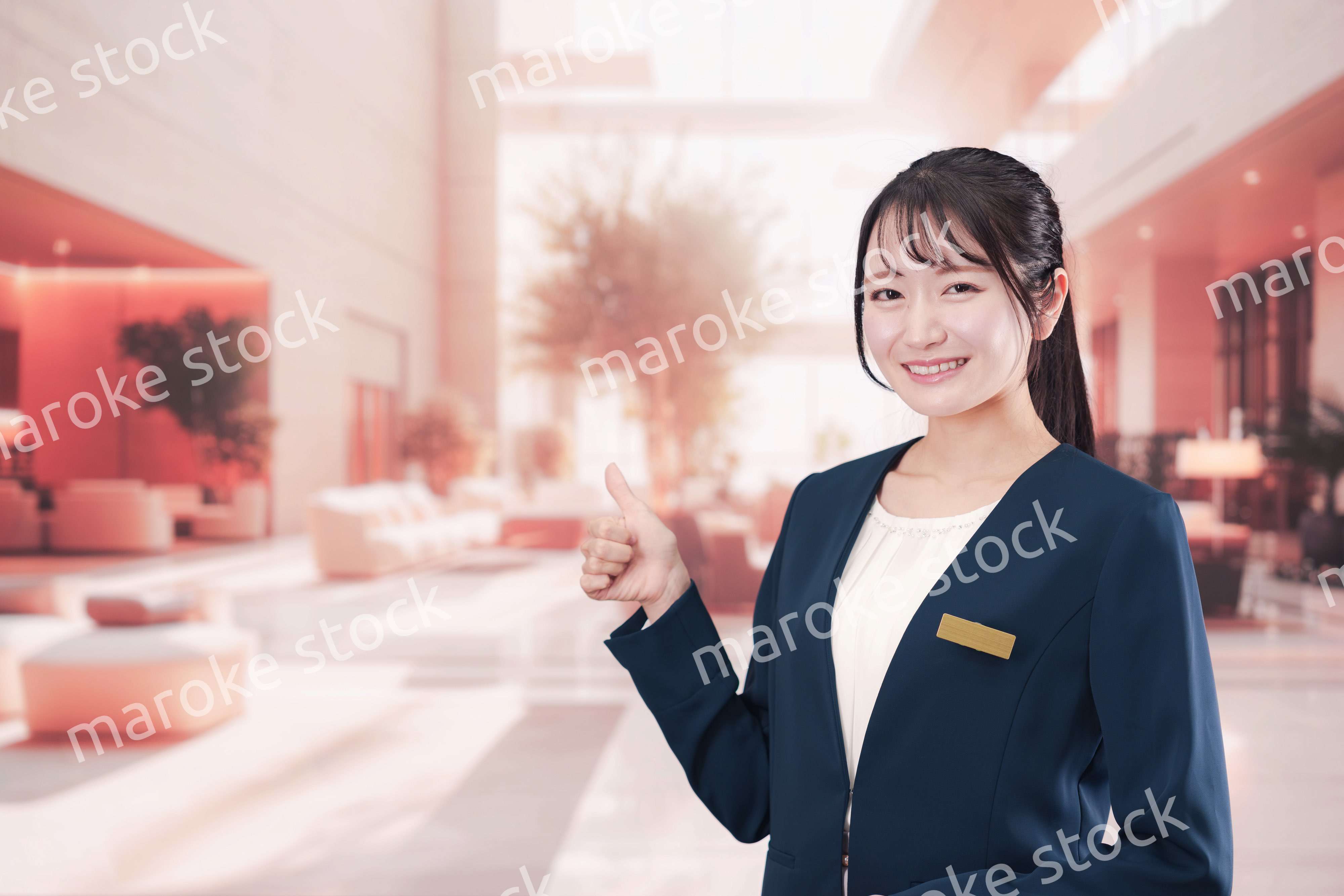 ホテルで接客をする若い女性