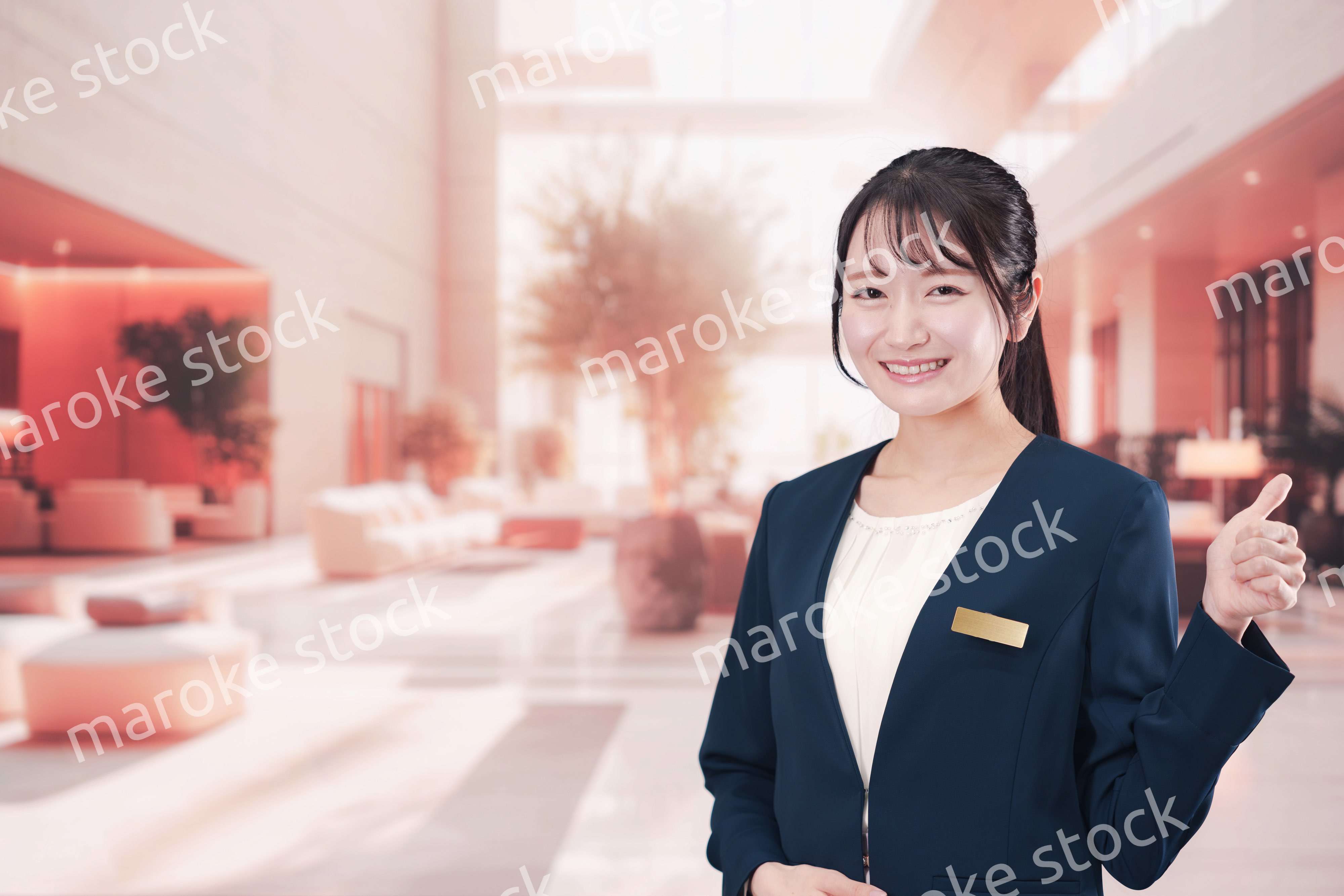 ホテルで接客をする若い女性