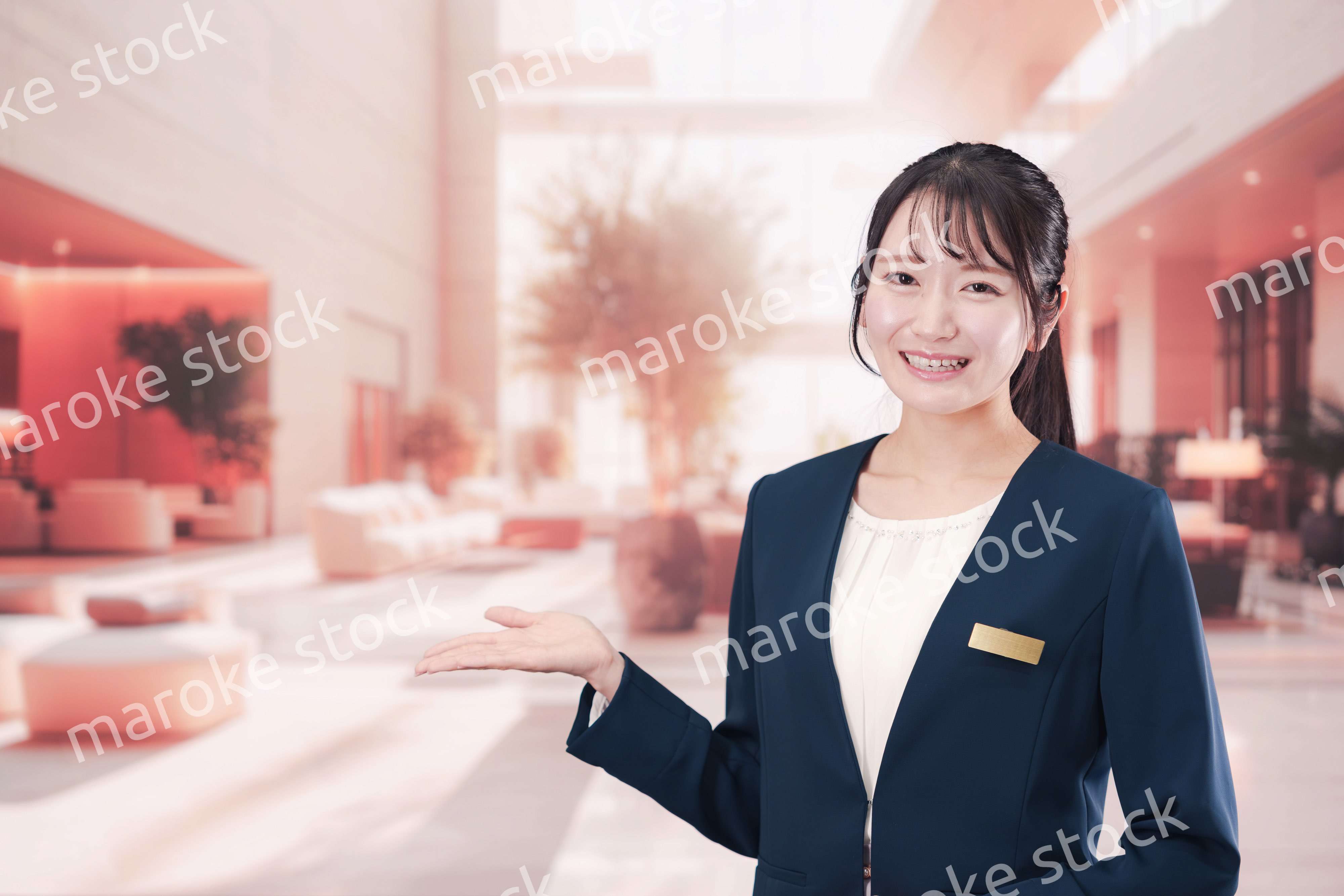 ホテルで接客をする若い女性