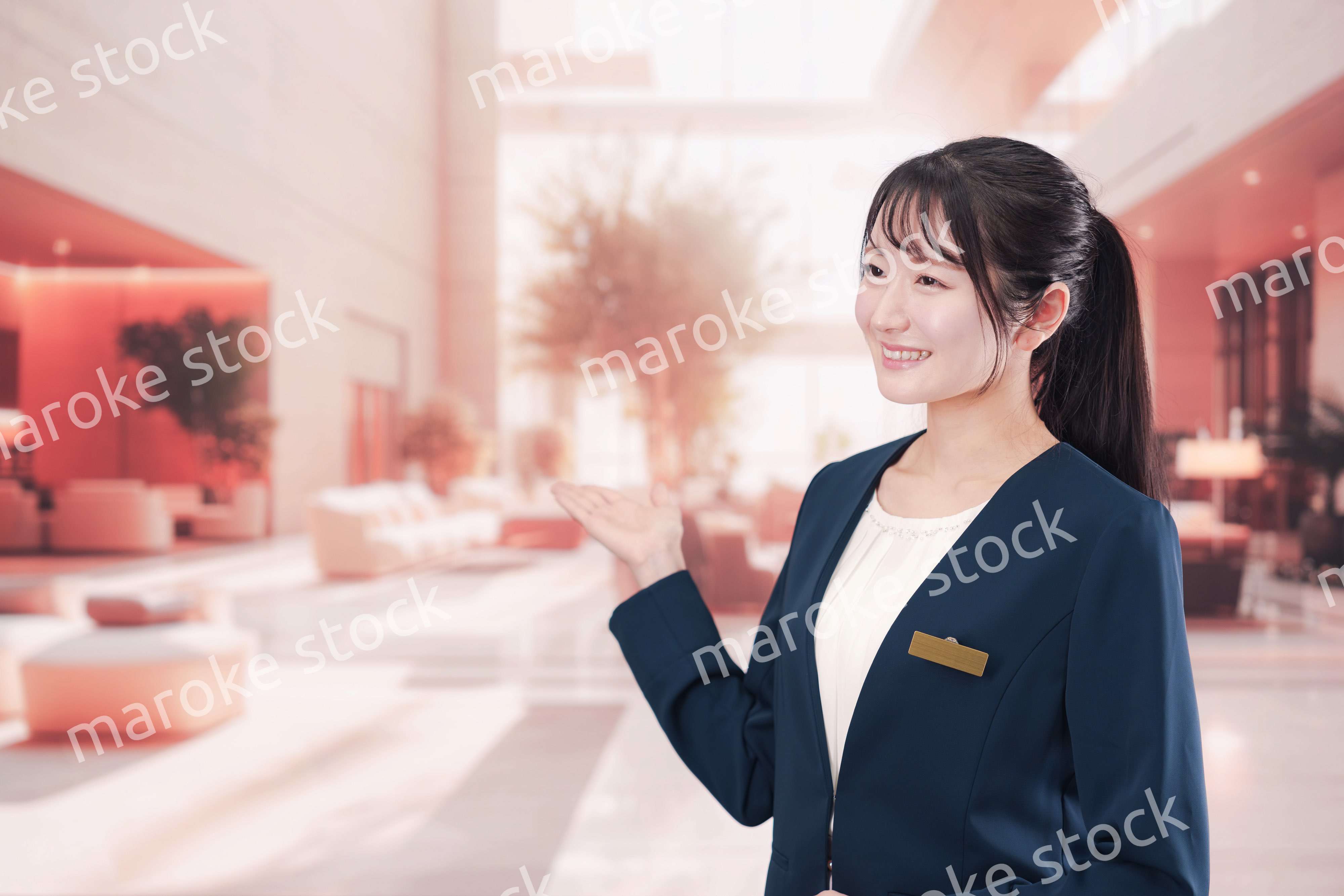 ホテルで接客をする若い女性