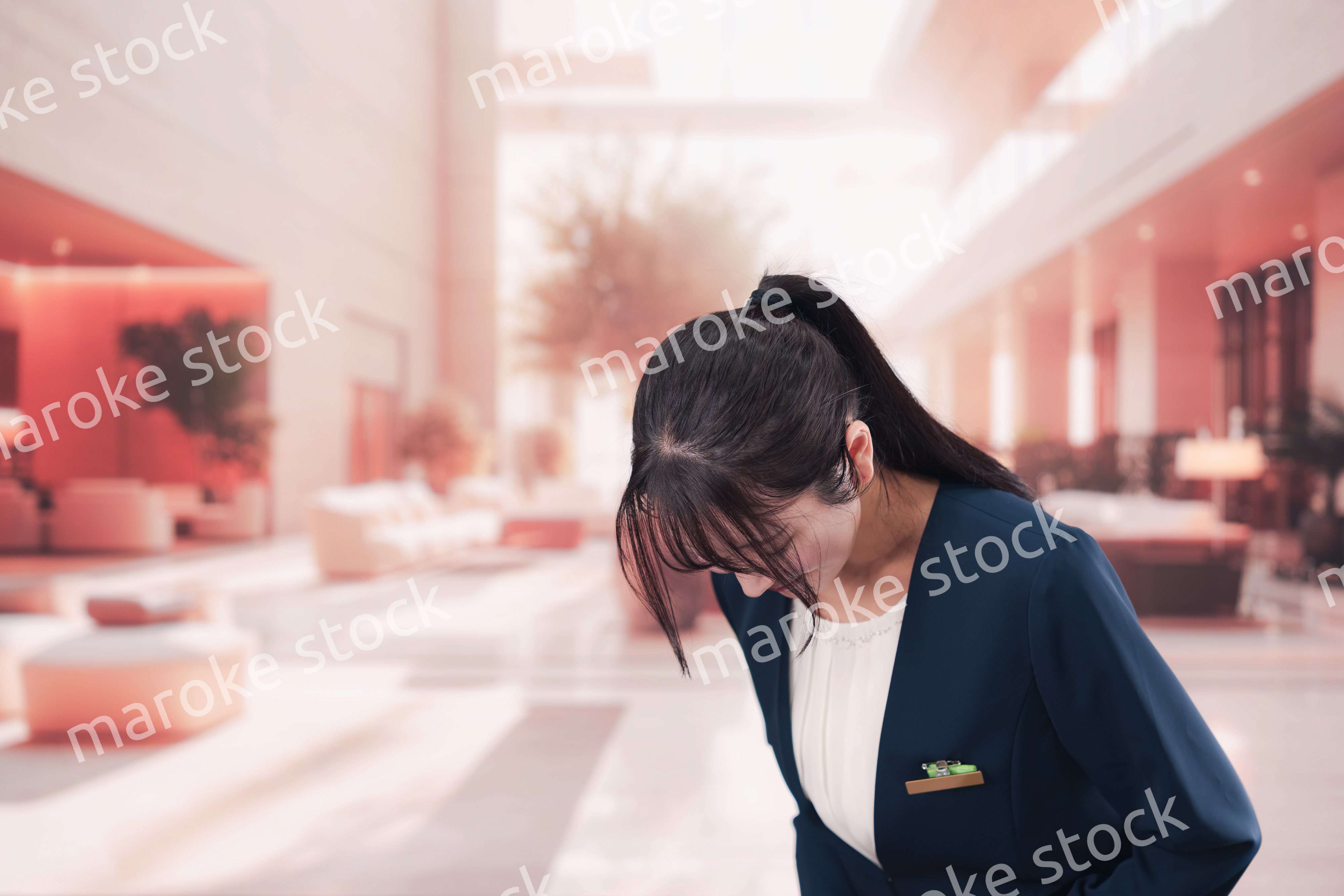 ホテルで接客をする若い女性