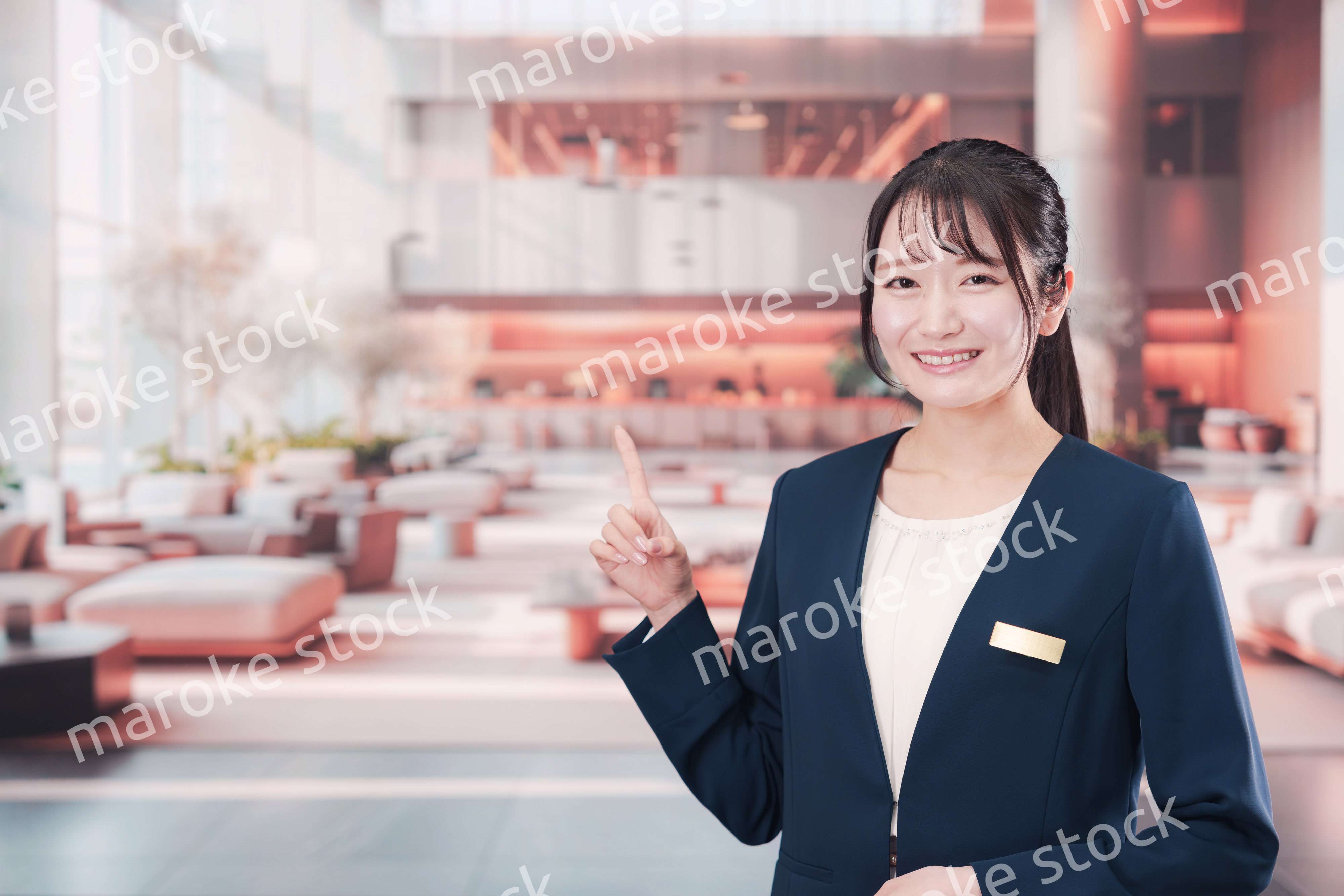 ホテルで接客をする若い女性