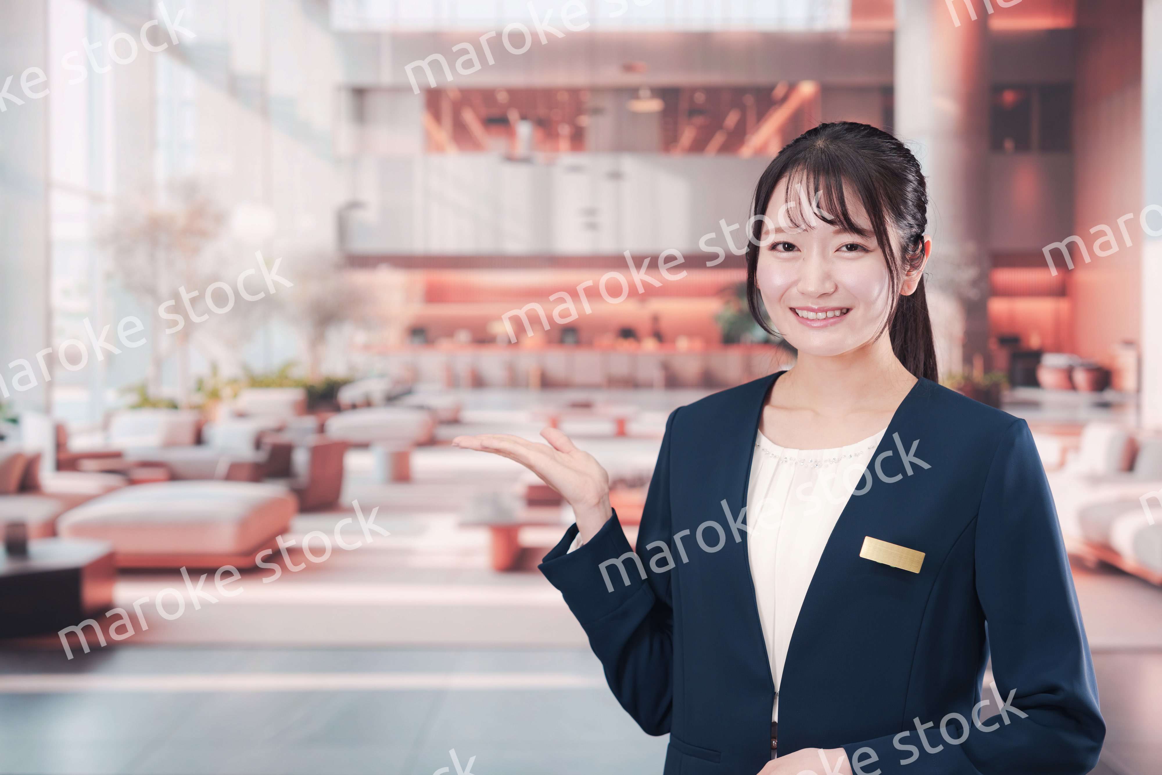 ホテルで接客をする若い女性