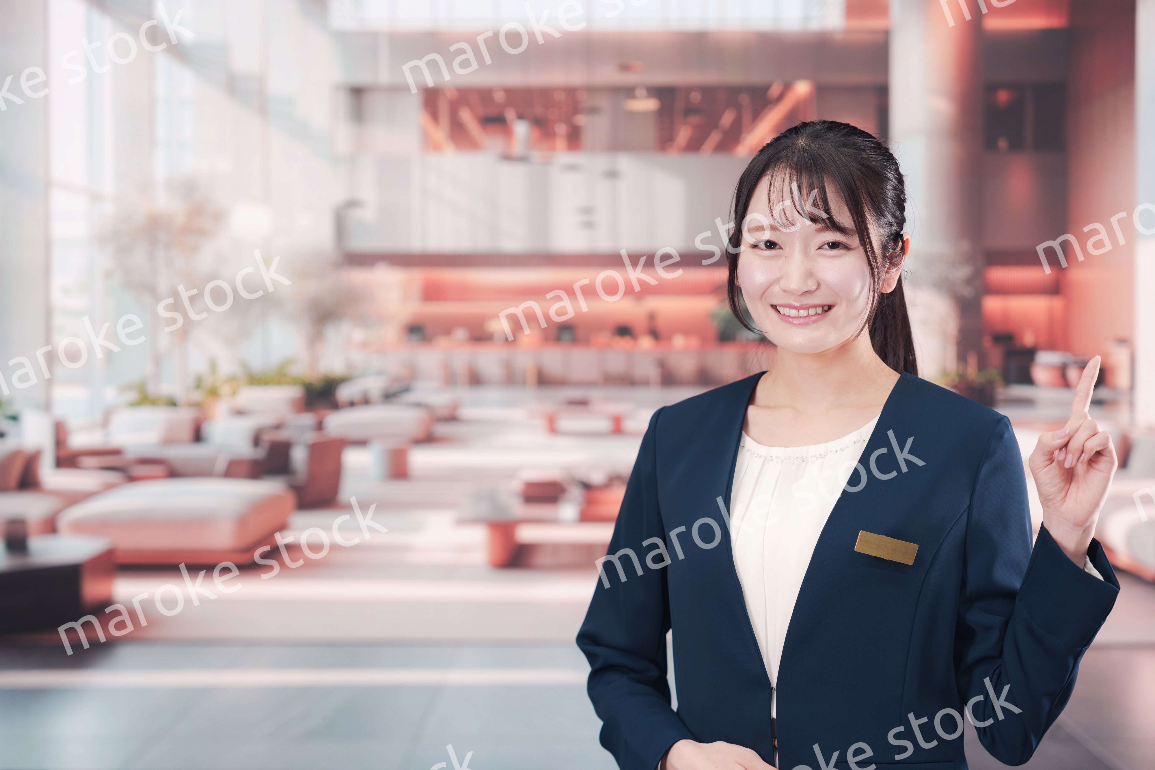 ホテルで接客をする若い女性