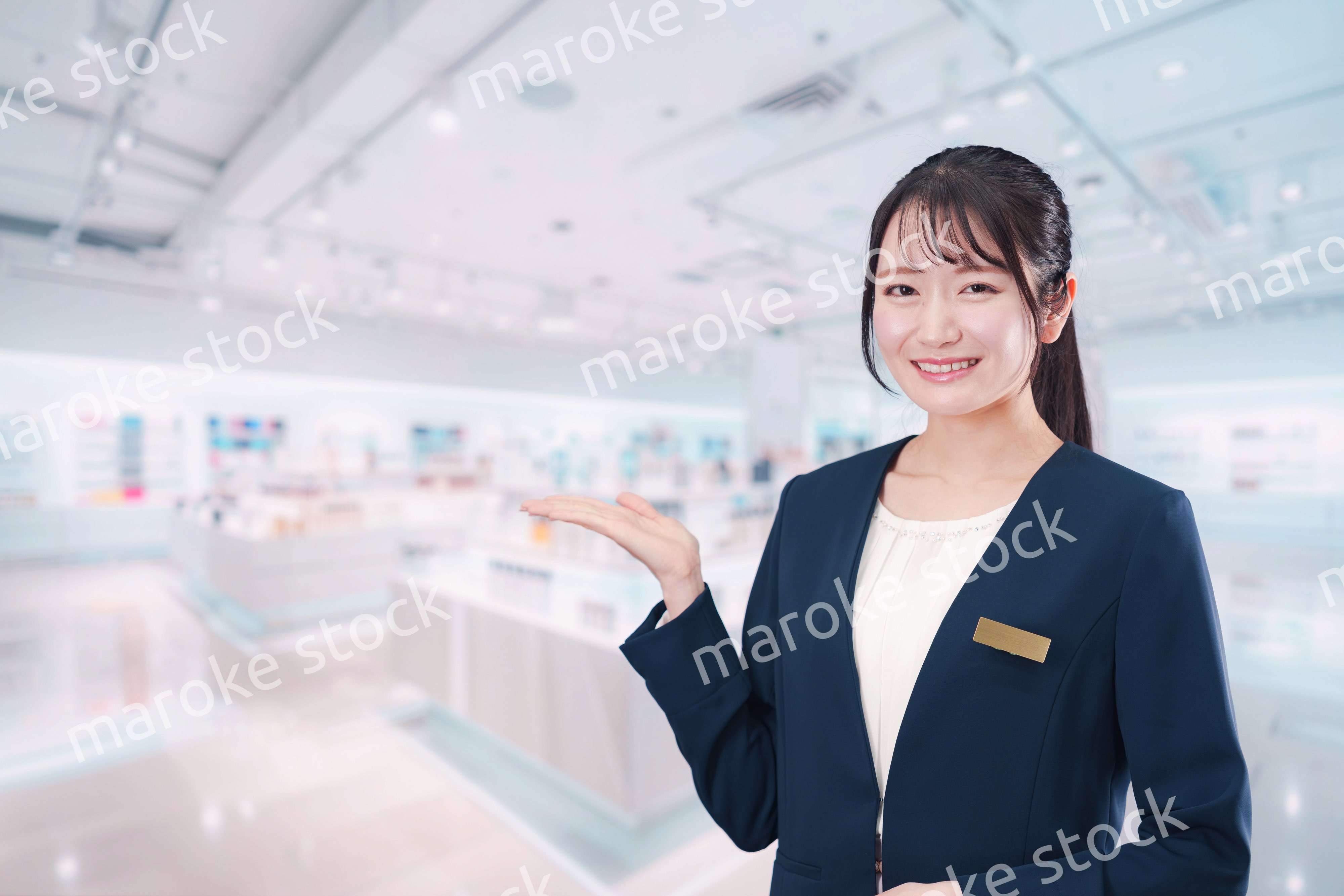 化粧品店で働く若い女性