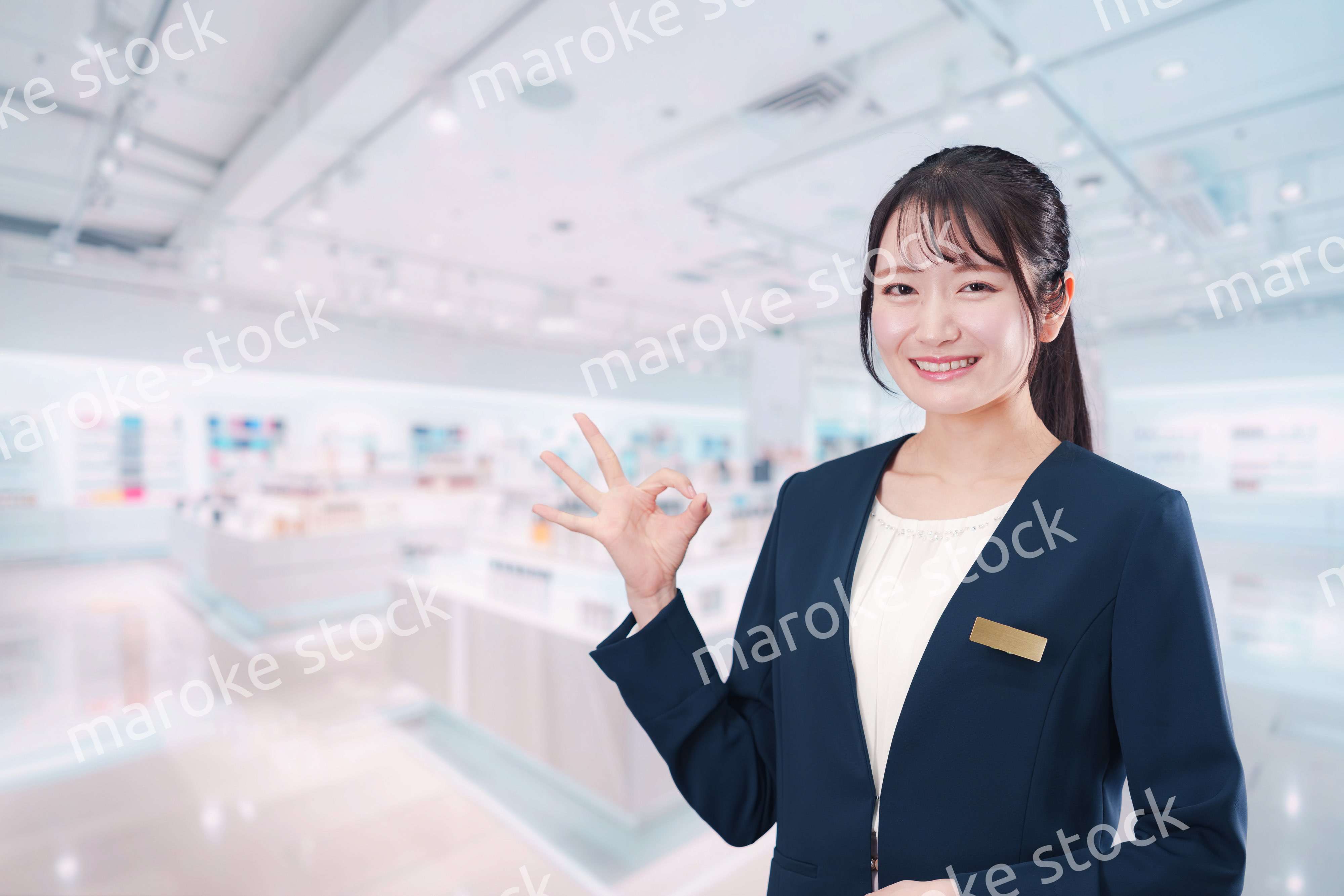 化粧品店で働く若い女性