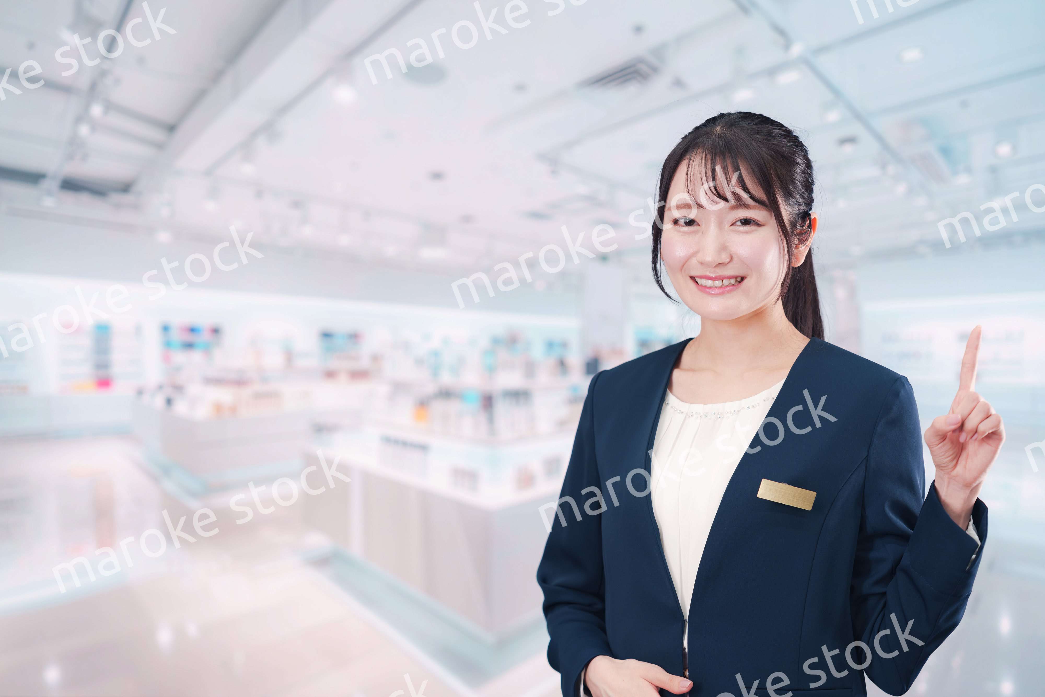 化粧品店で働く若い女性