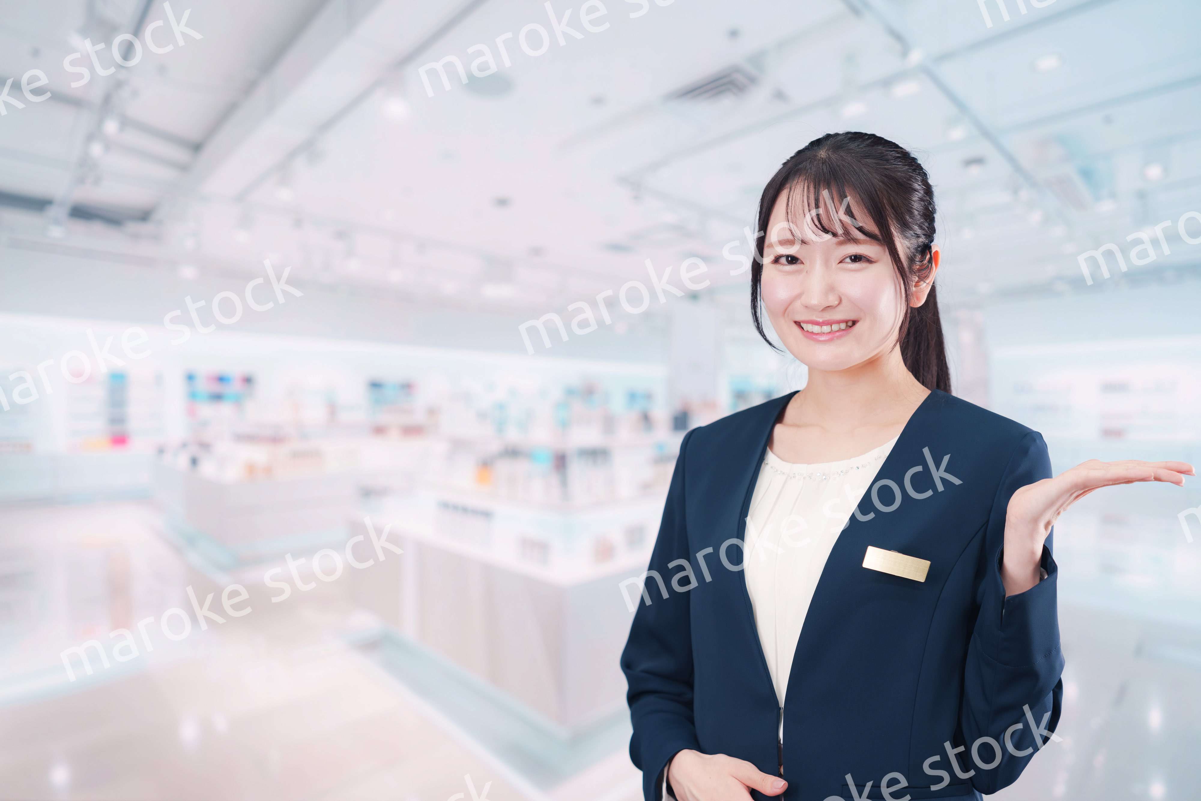 化粧品店で働く若い女性