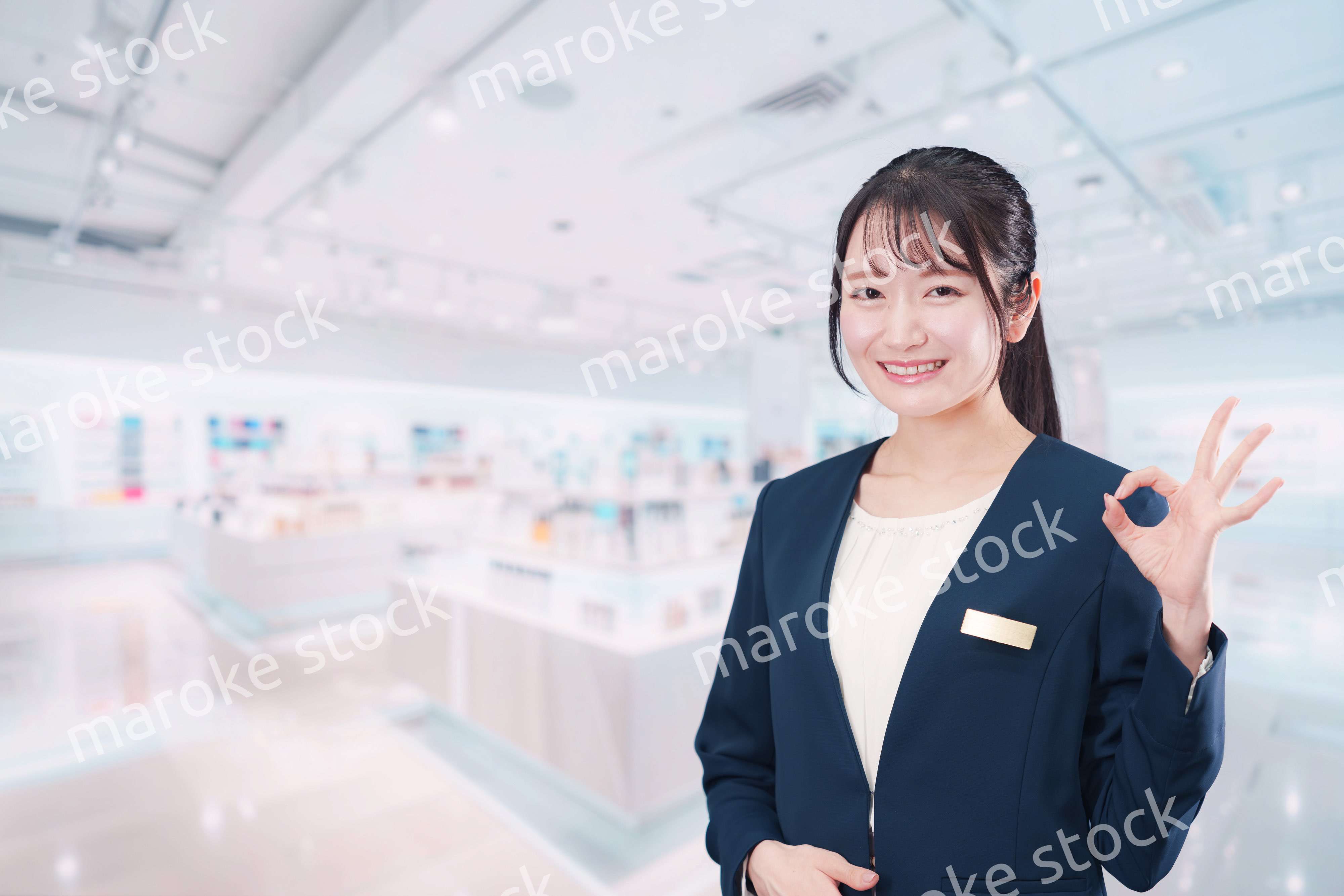 化粧品店で働く若い女性
