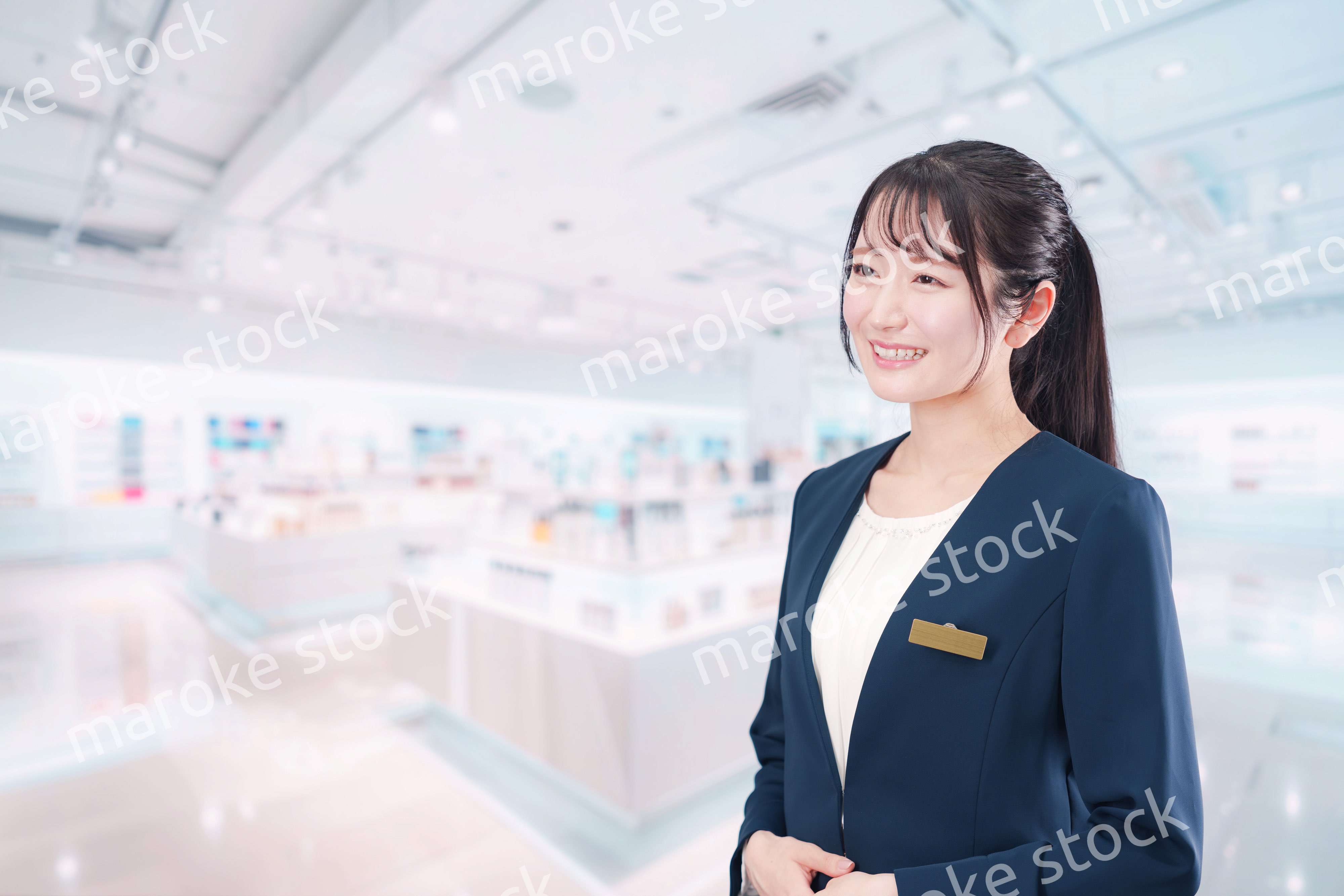 化粧品店で働く若い女性