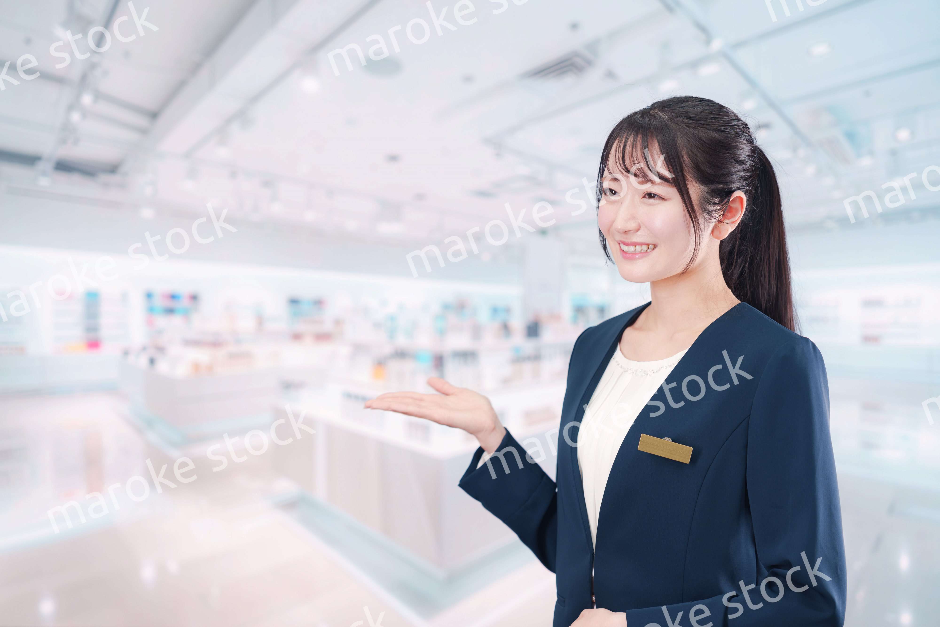 化粧品店で働く若い女性