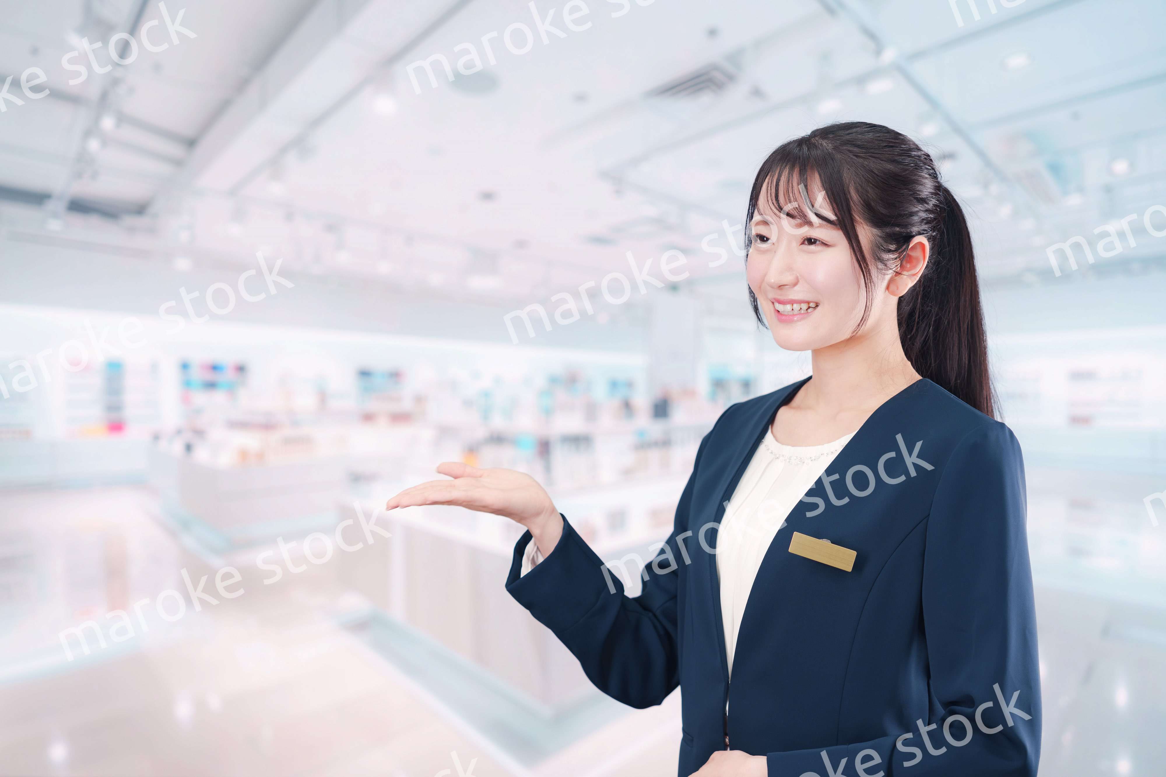 化粧品店で働く若い女性