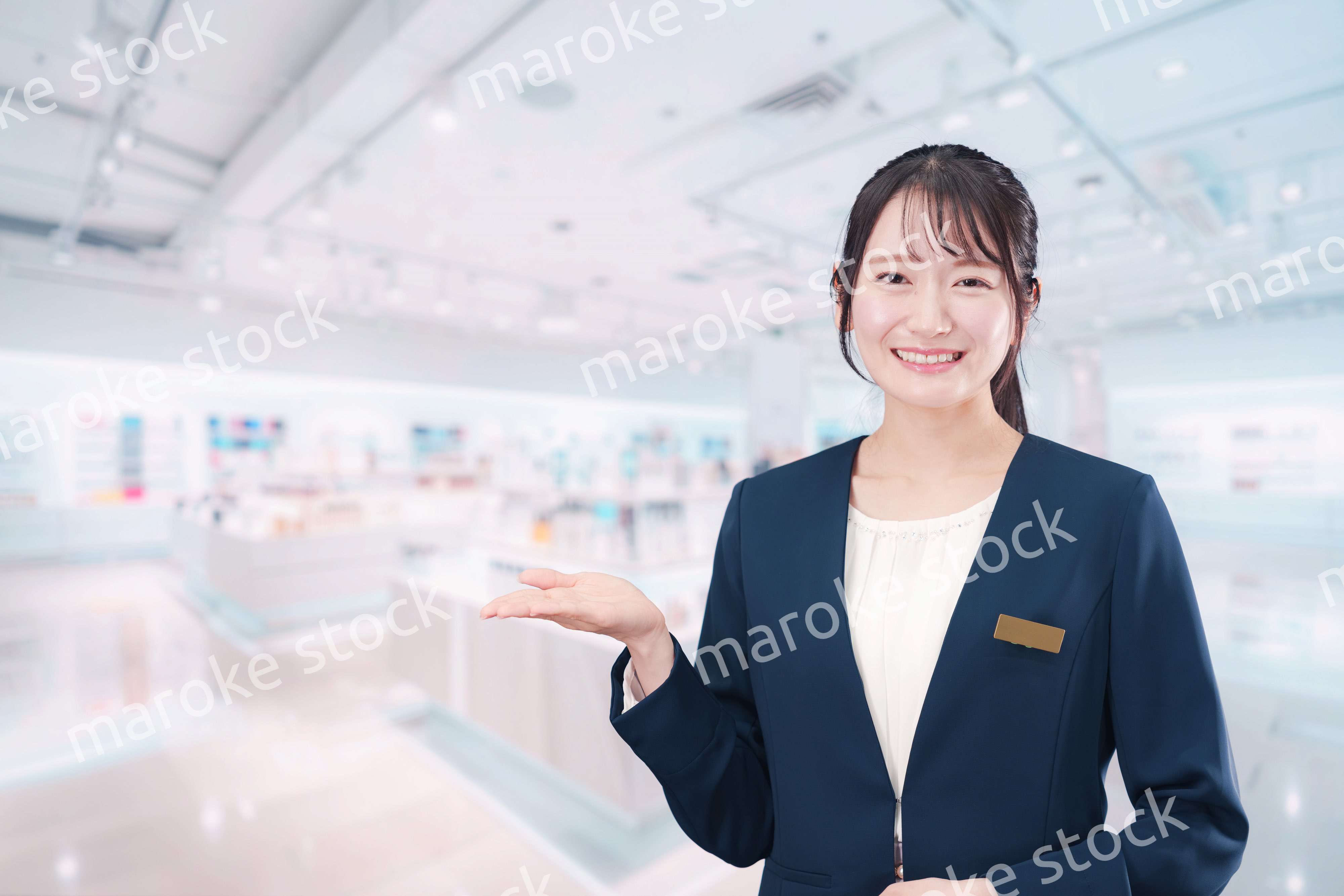 化粧品店で働く若い女性