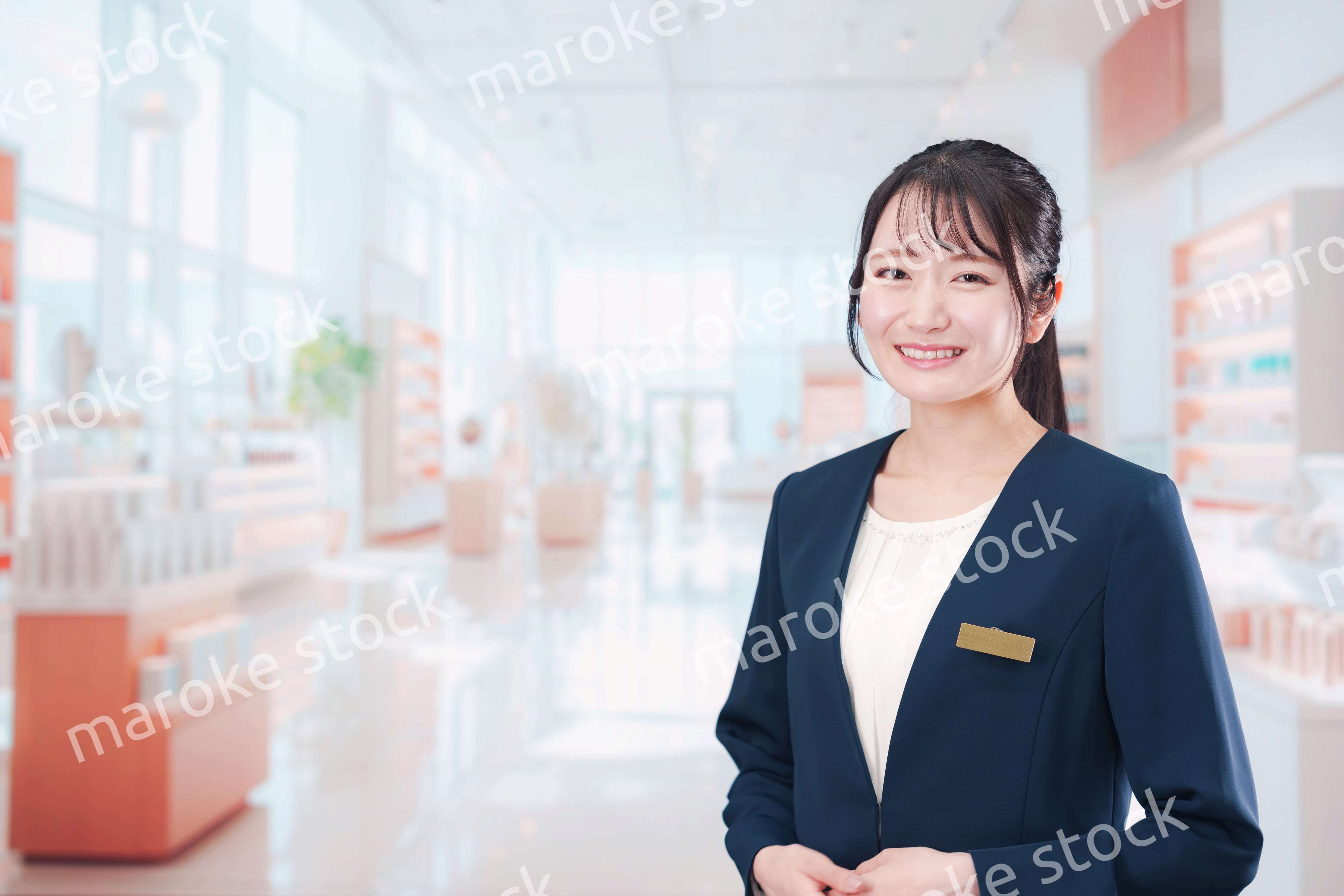 化粧品店で働く若い女性