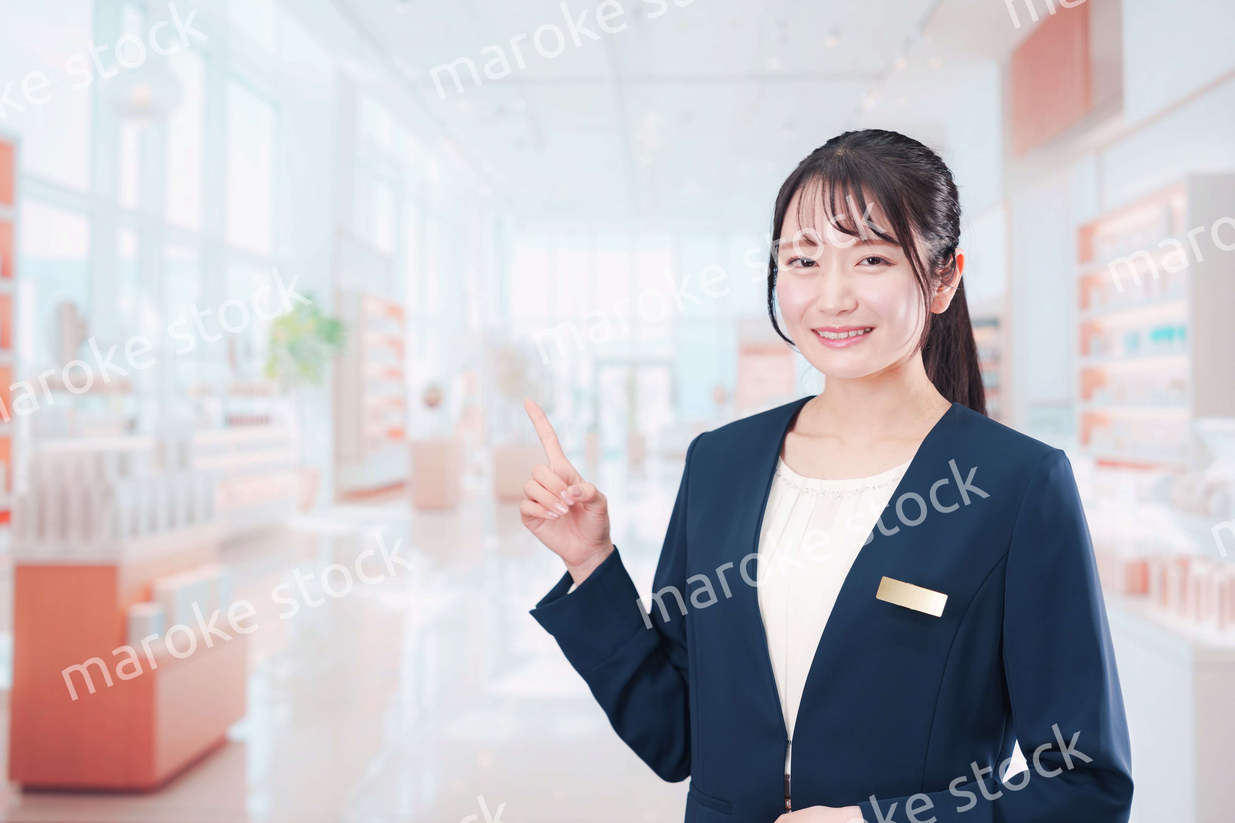 化粧品店で働く若い女性