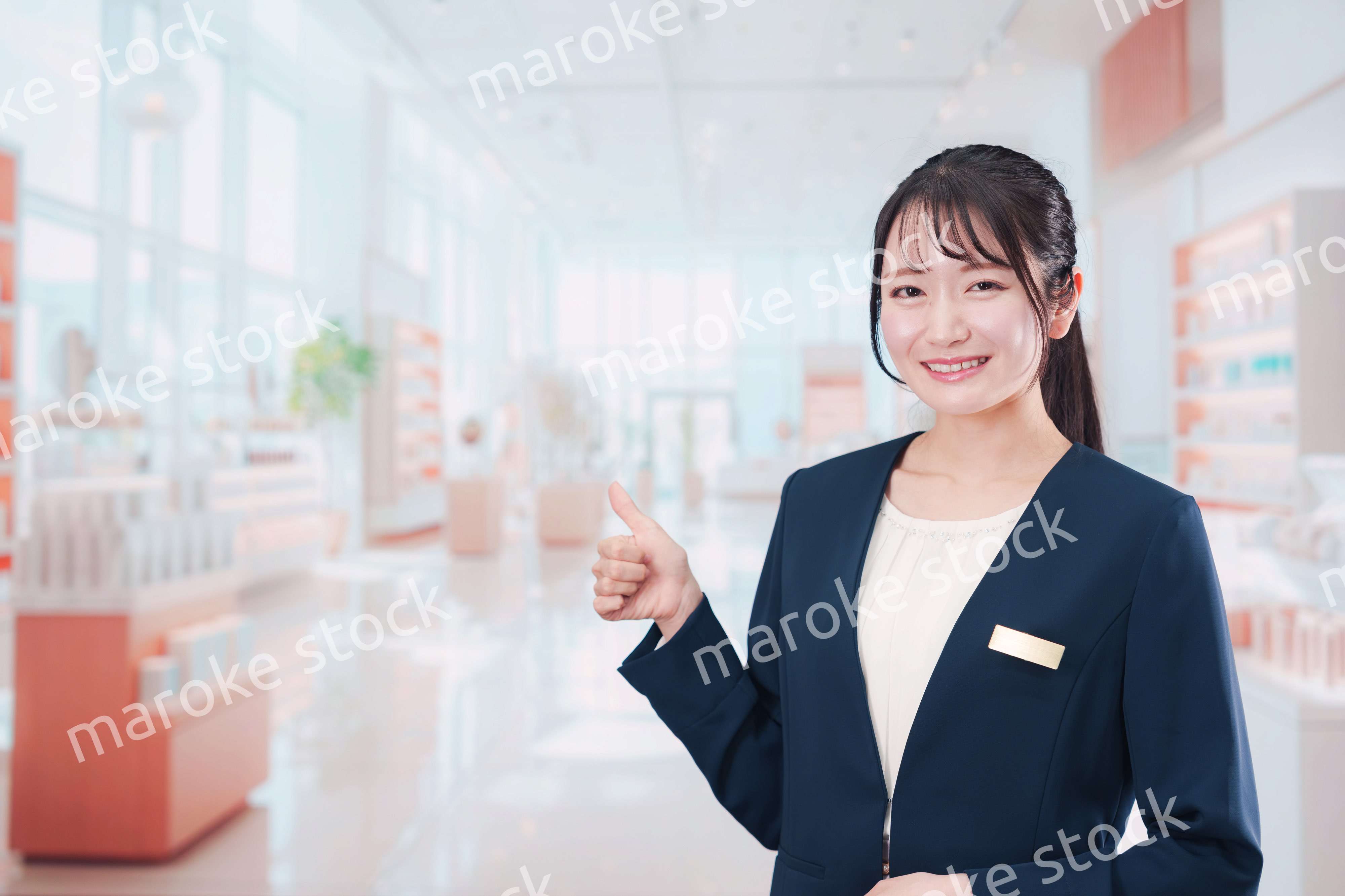 化粧品店で働く若い女性