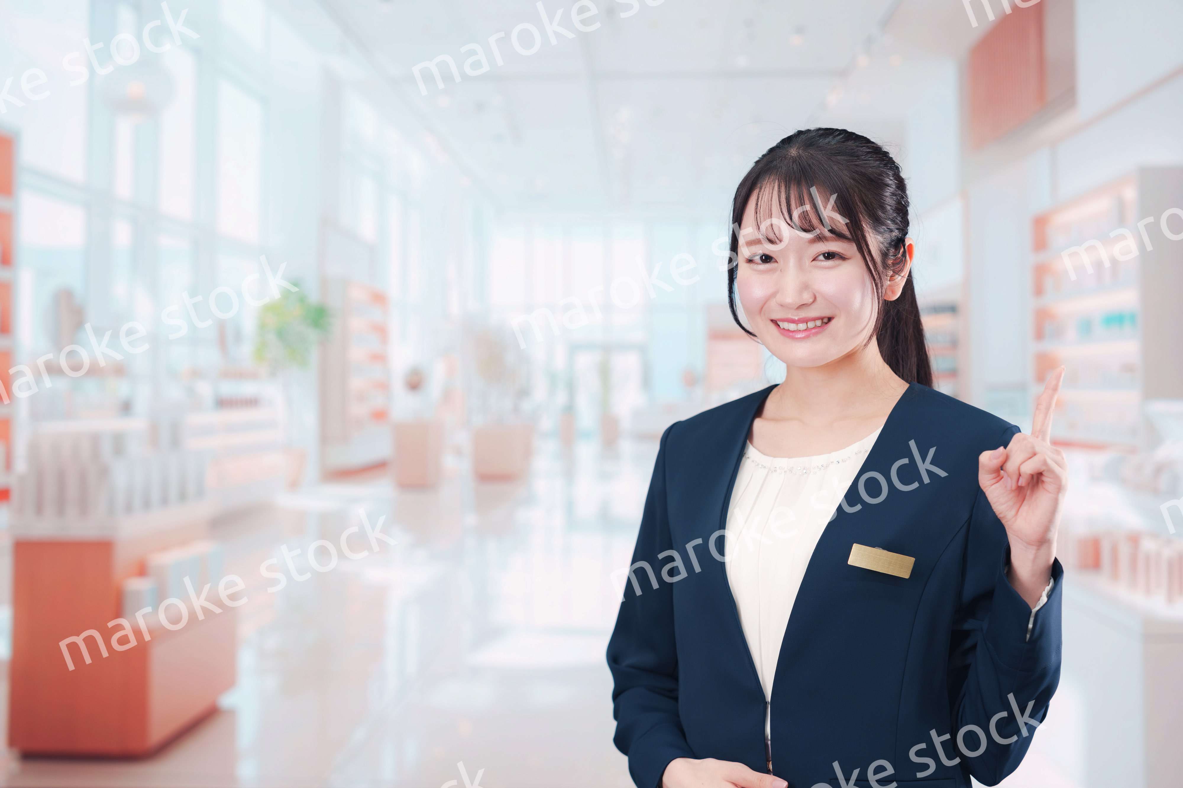 化粧品店で働く若い女性